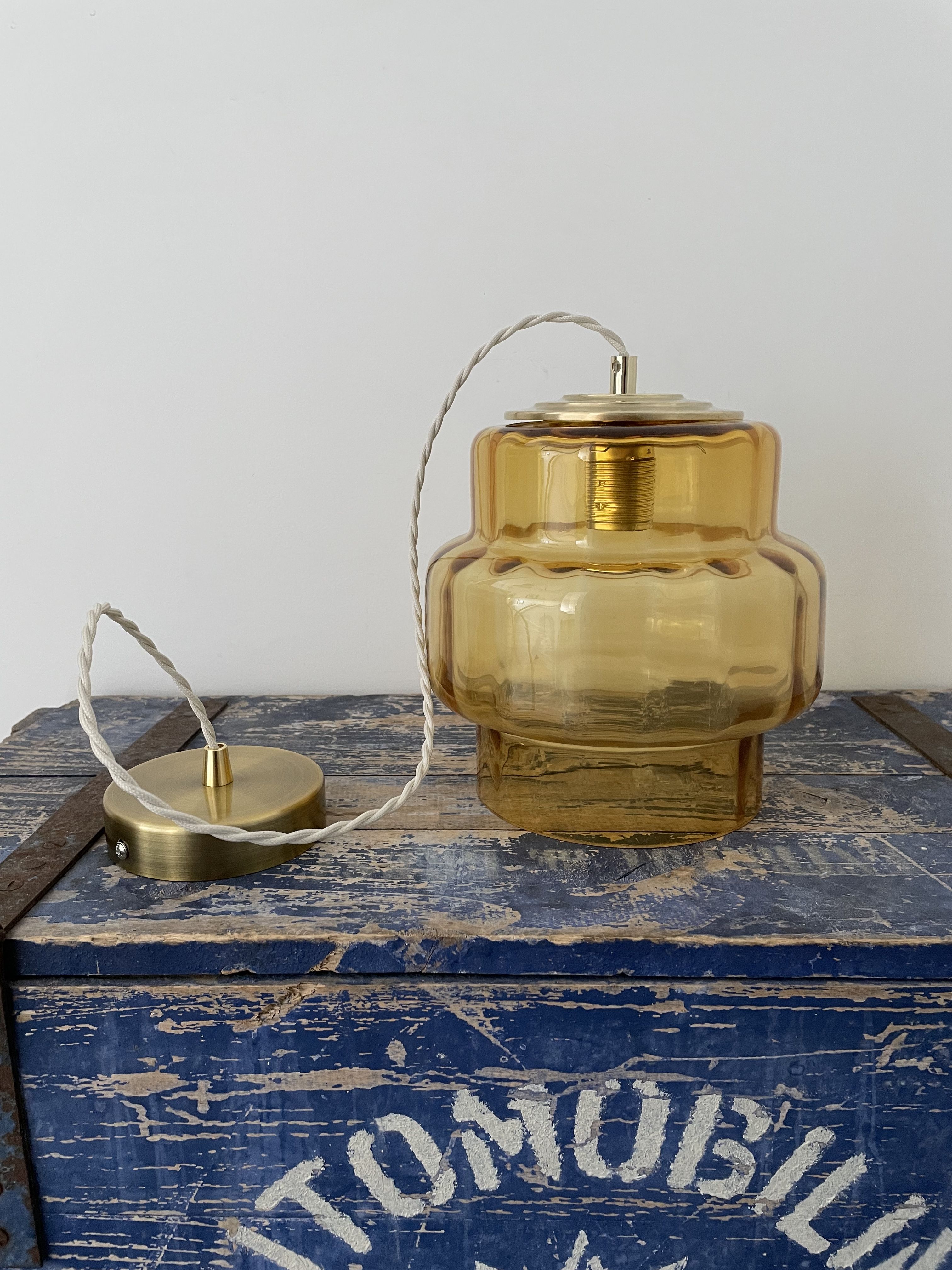 Vintage suspension lamp in electrified amber glass to nine