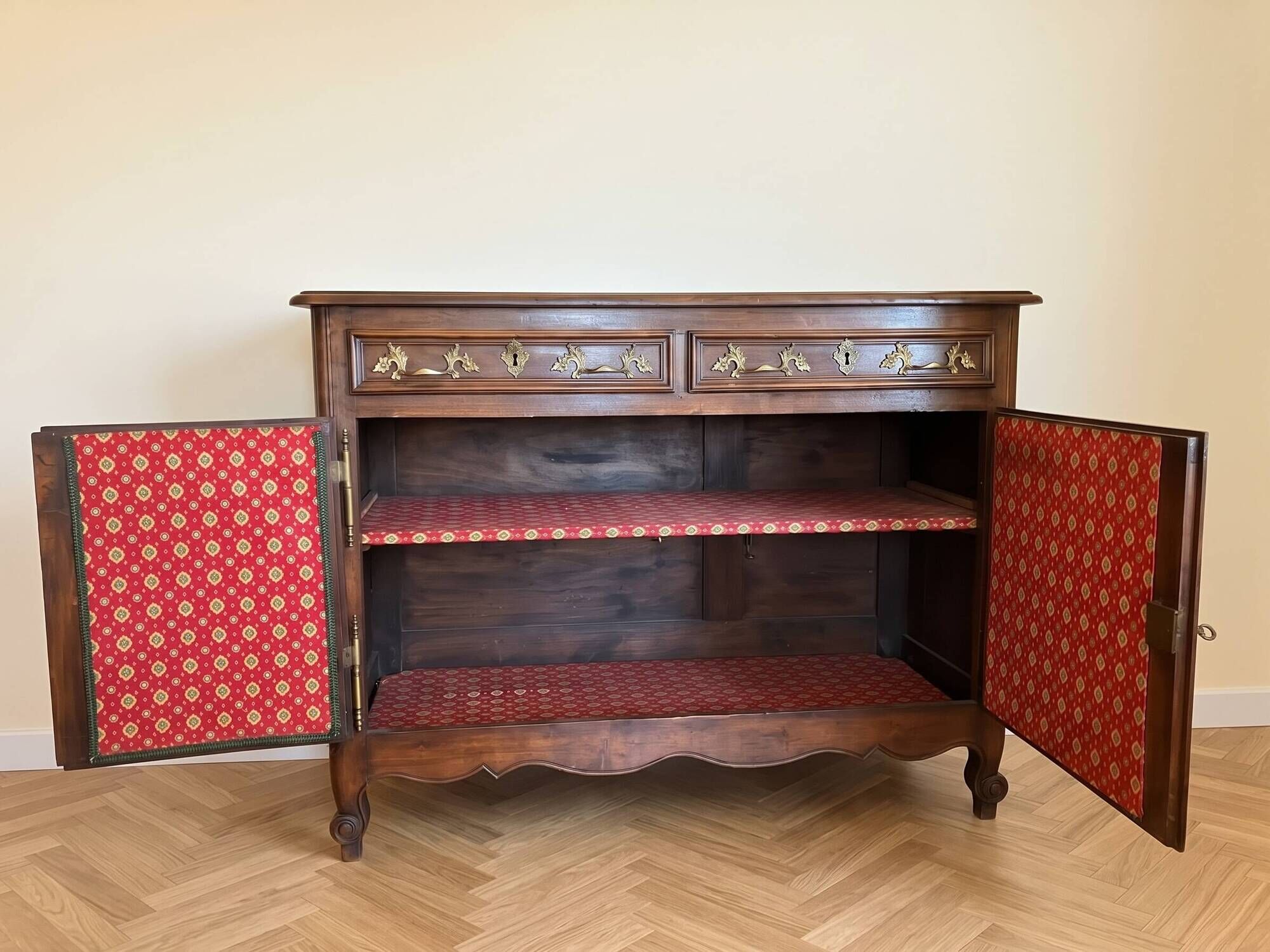 Buffet bas ancien style Louis XV en bois massif