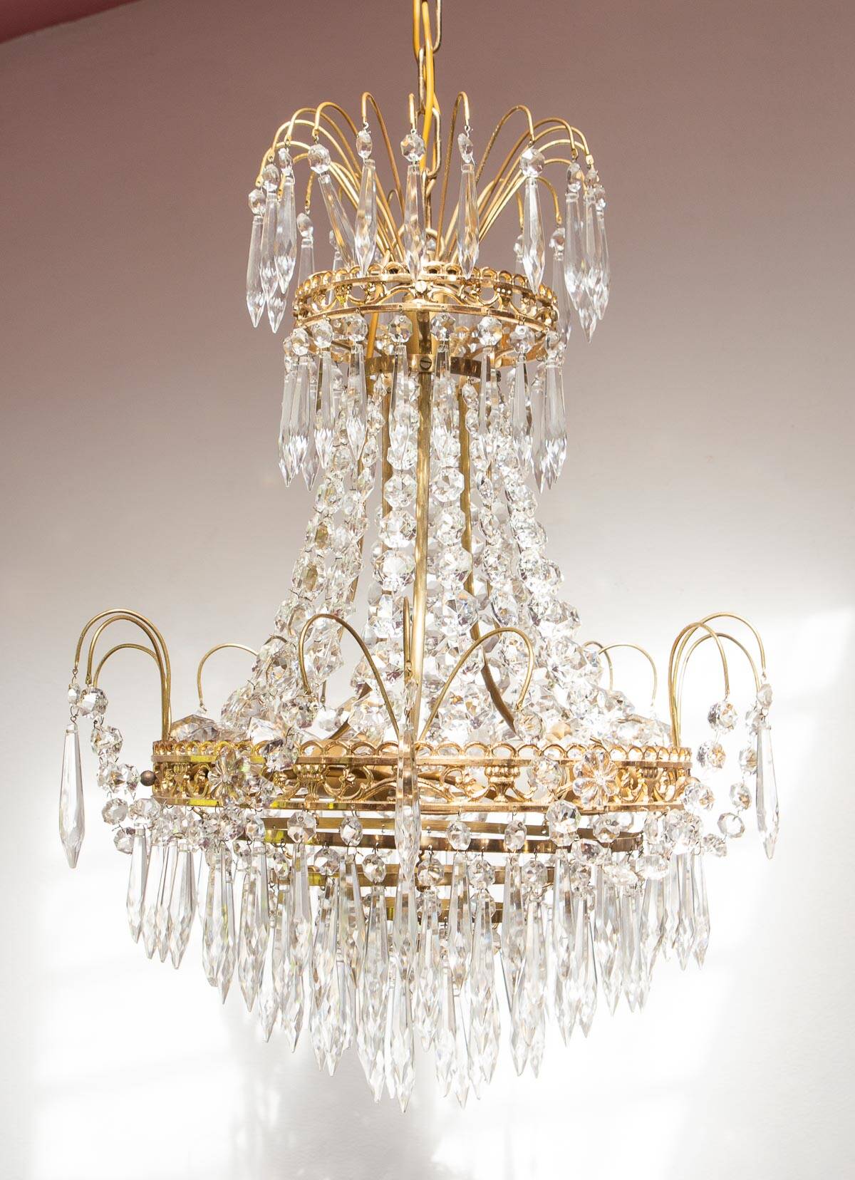 Swedish Gustavian style brass chandelier and 500 pendants circa 1960