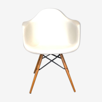 White DAW armchair by Charles & Ray Eames