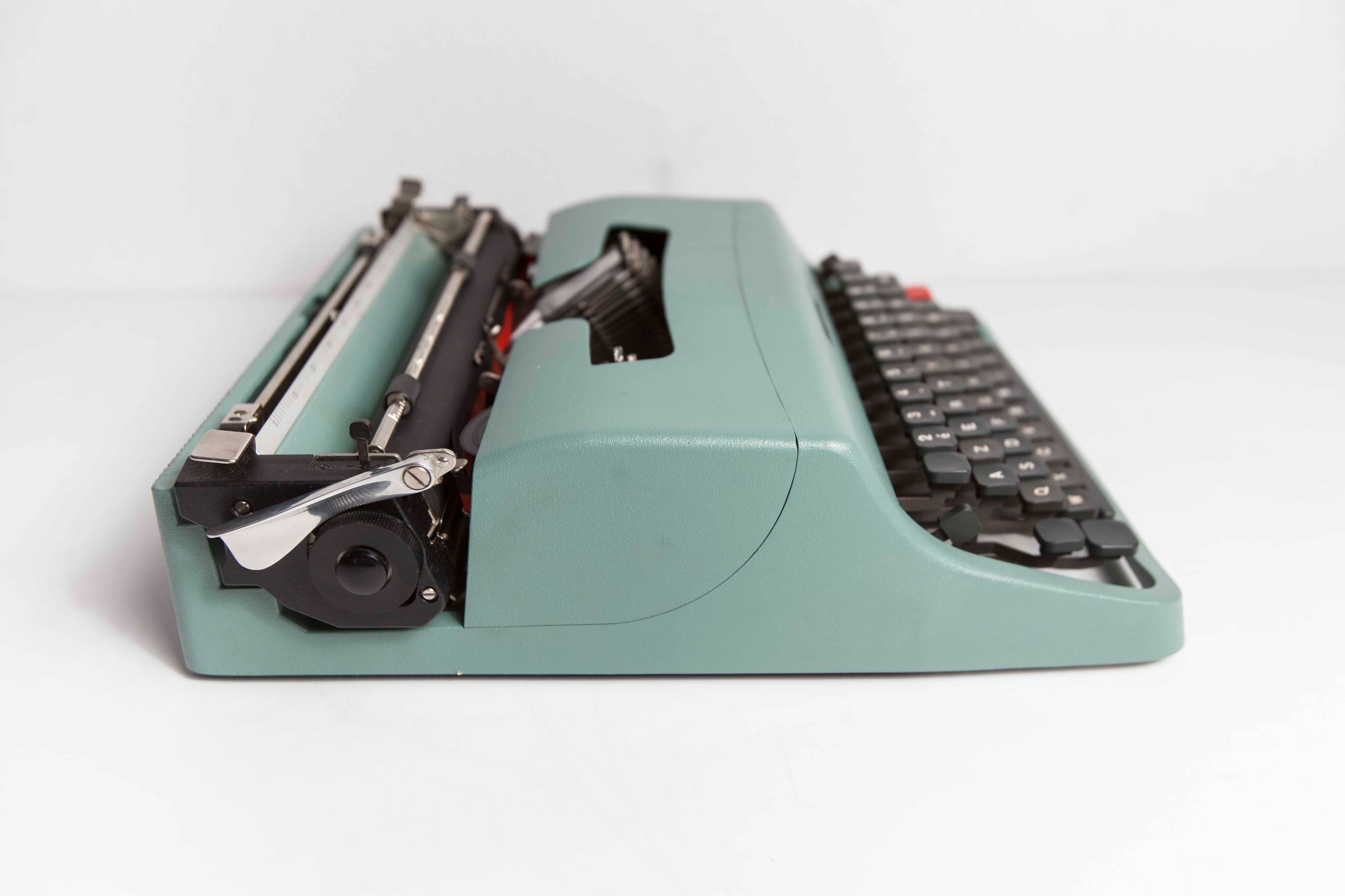 Olivetti Lettera 32 typewriter revised and new ribbon