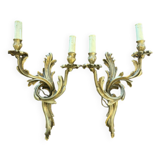 Paire d'appliques avec ampoules en bronze doré style Louis XV