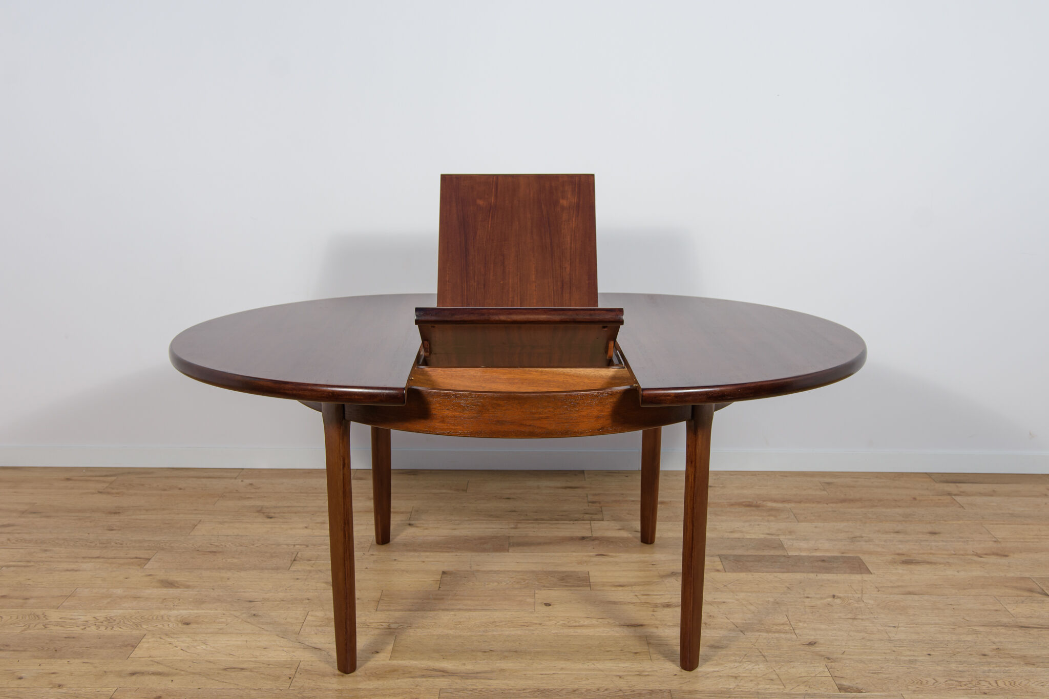Mid-Century Round Extendable Dining Table, United Kingdom, 1960s.