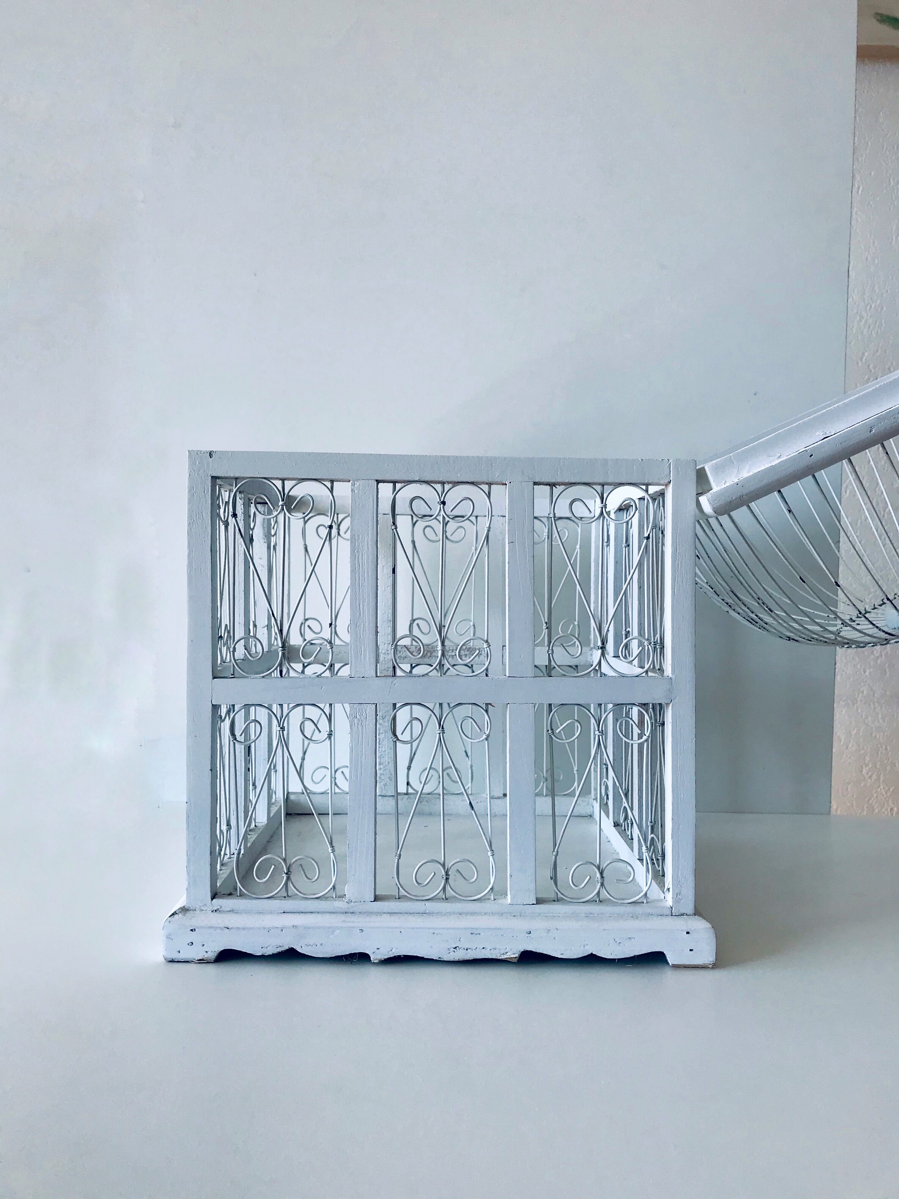 Cage à oiseaux blanche