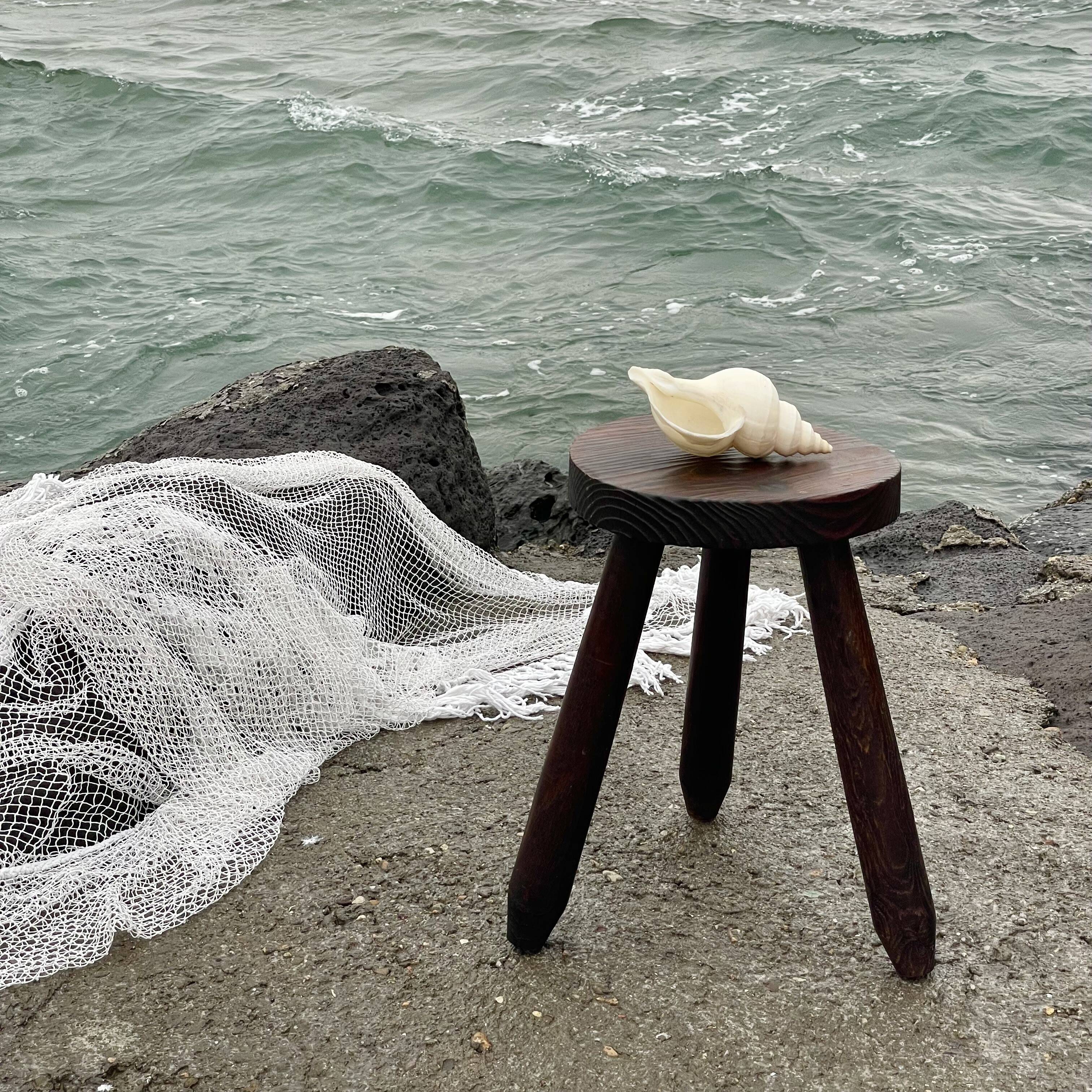 Tripod farm stool