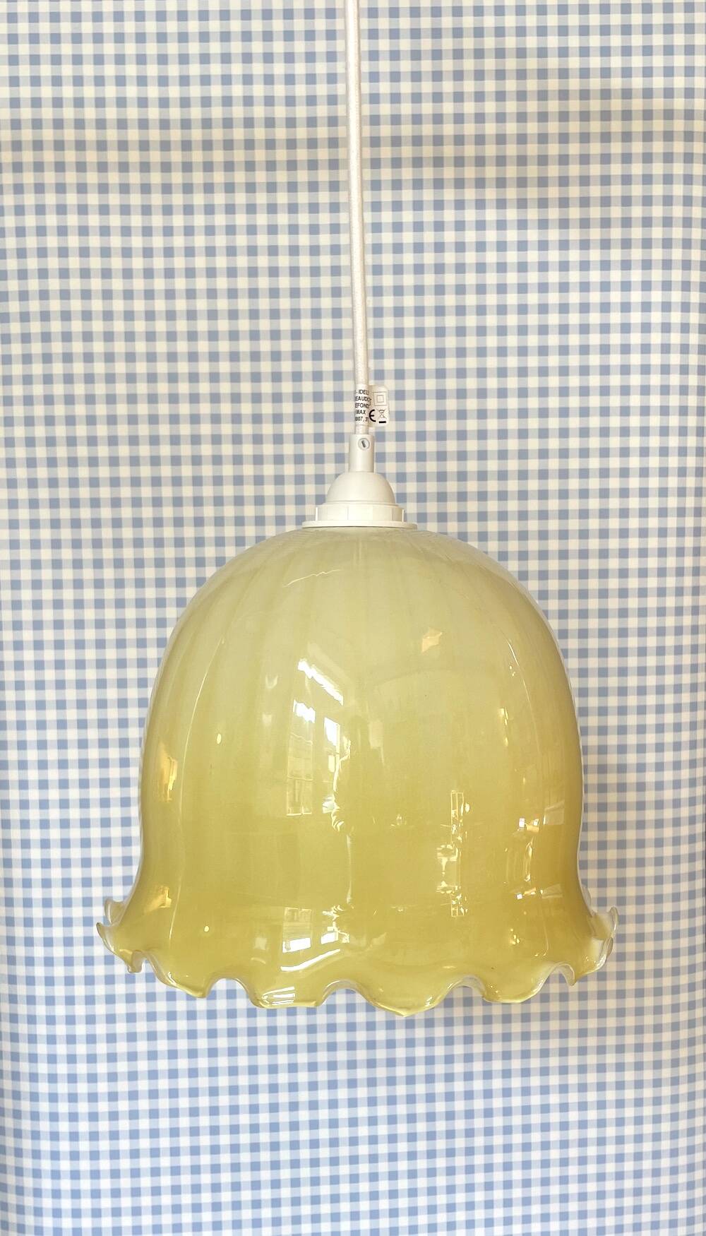 Vintage suspension in striped yellow opaline.