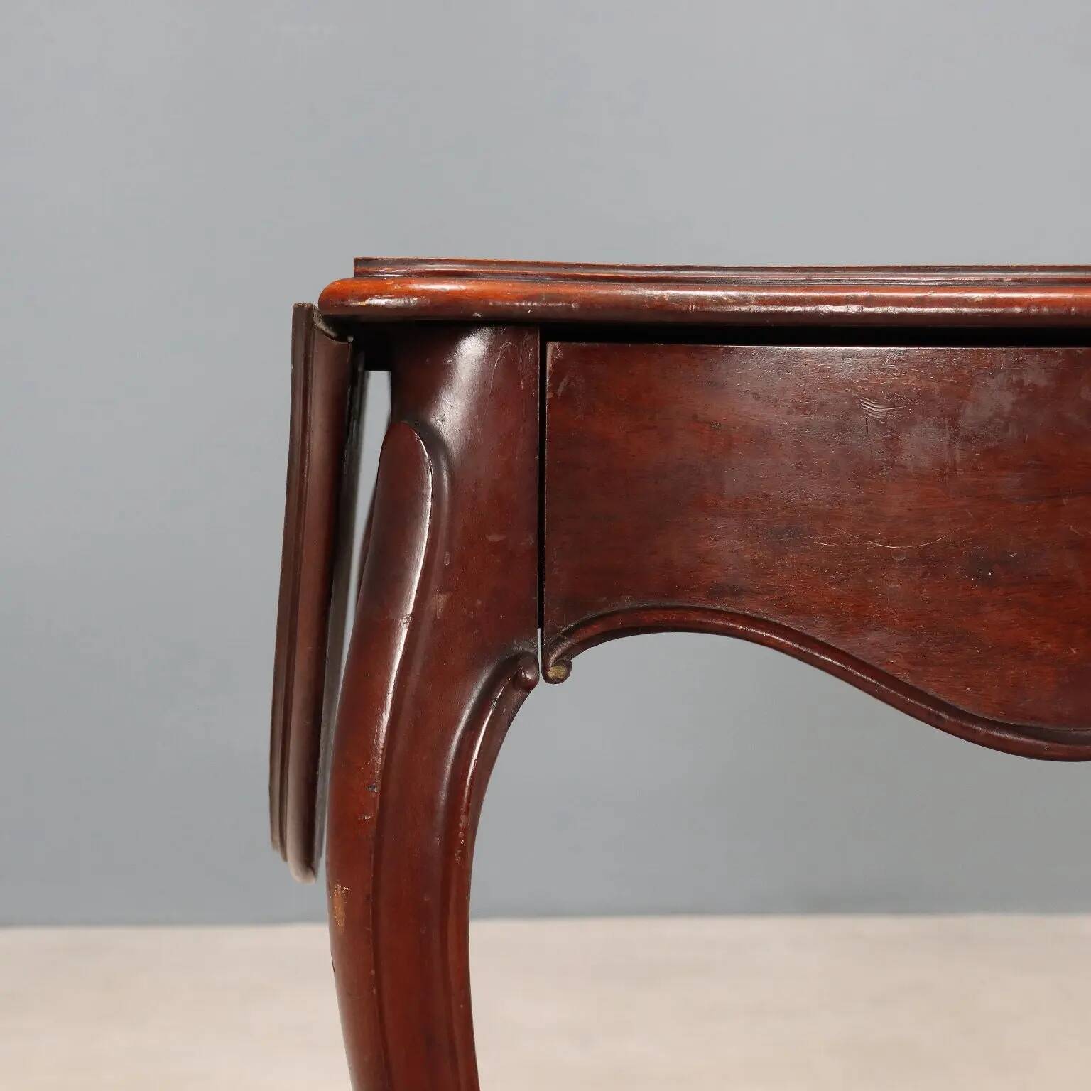 Antique Louis-Philippe coffee table in mahogany, France, 19th century.
