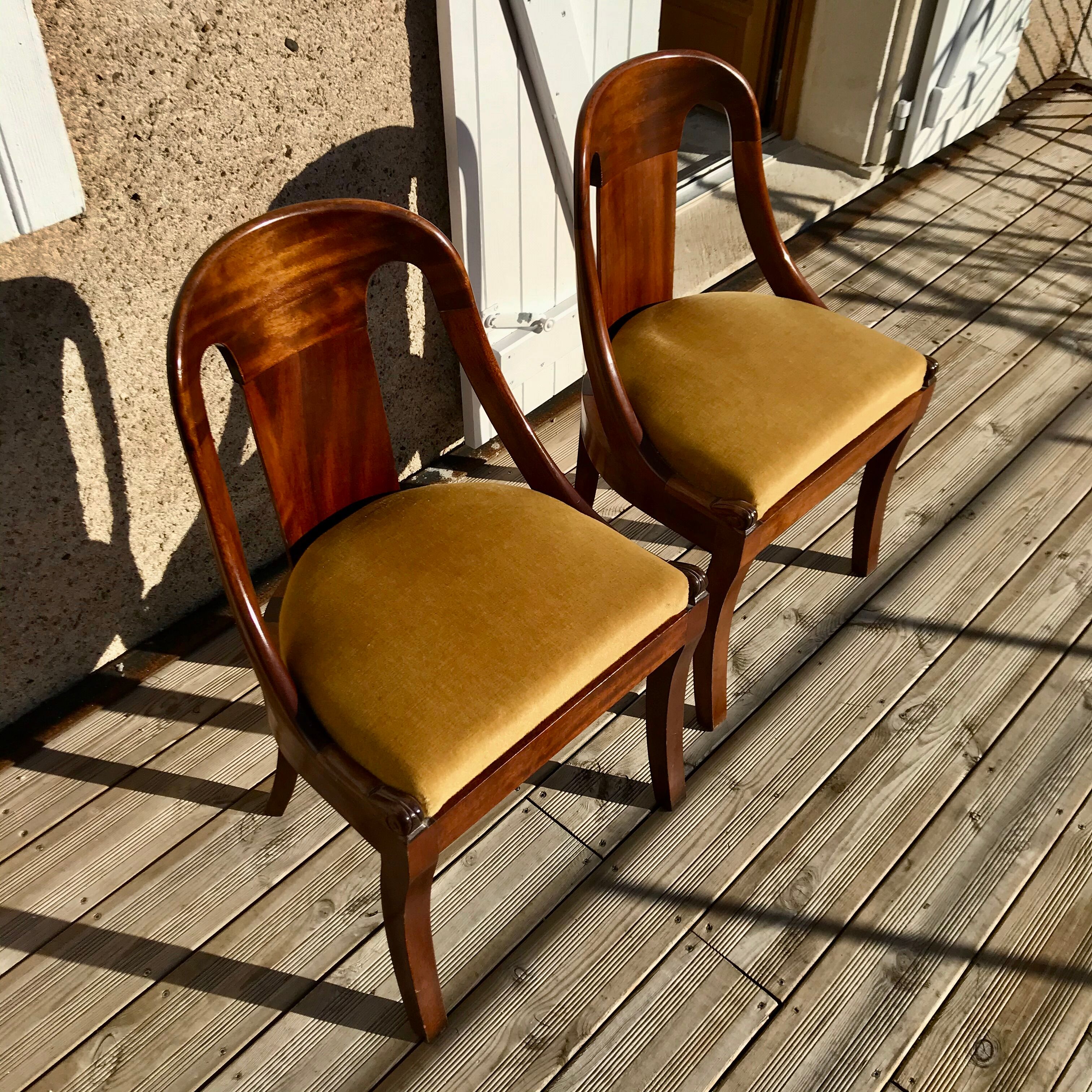 Paire de chaises à gondole de style restauration