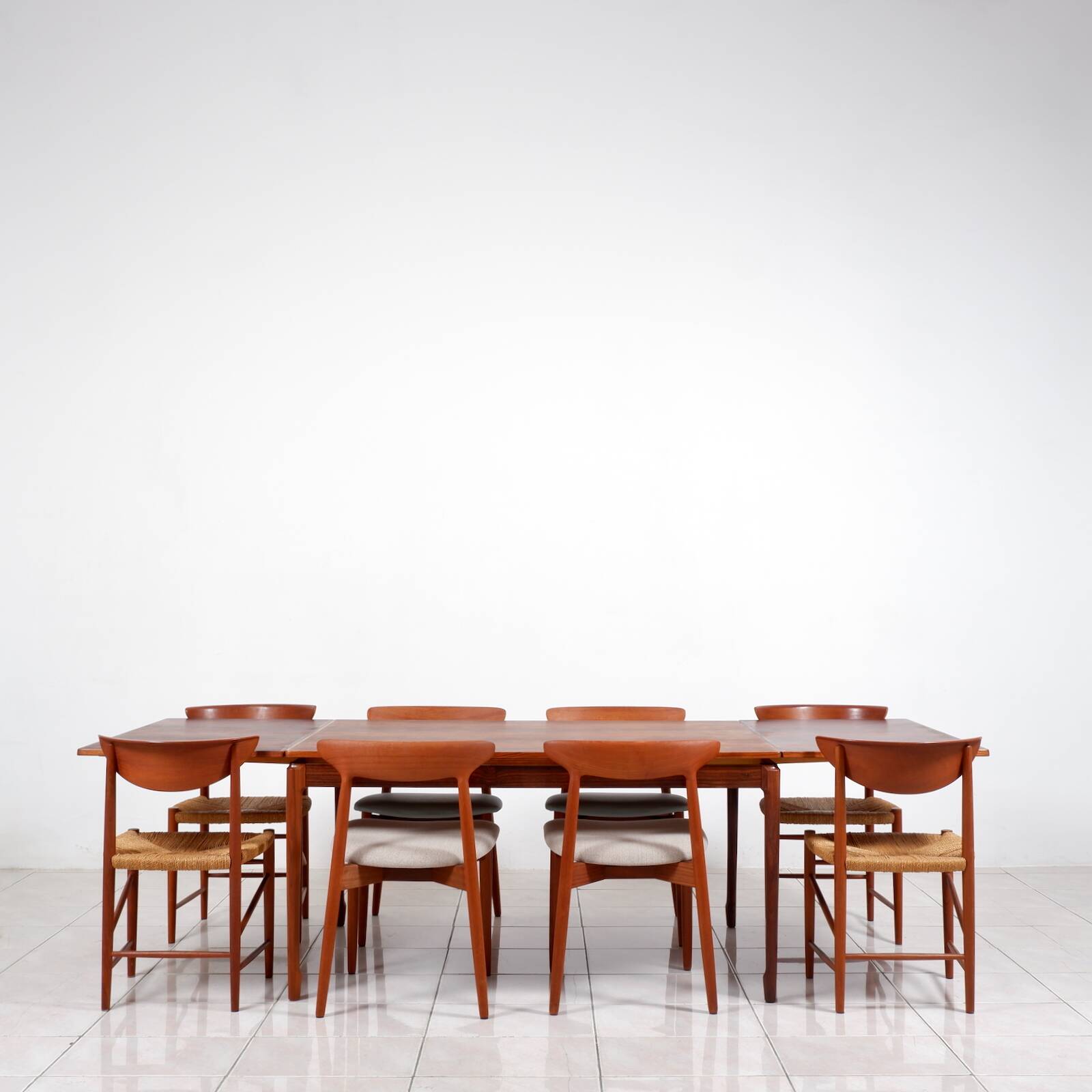 Grande table à manger extensible en palissandre brésilien par H. Sigh & Son