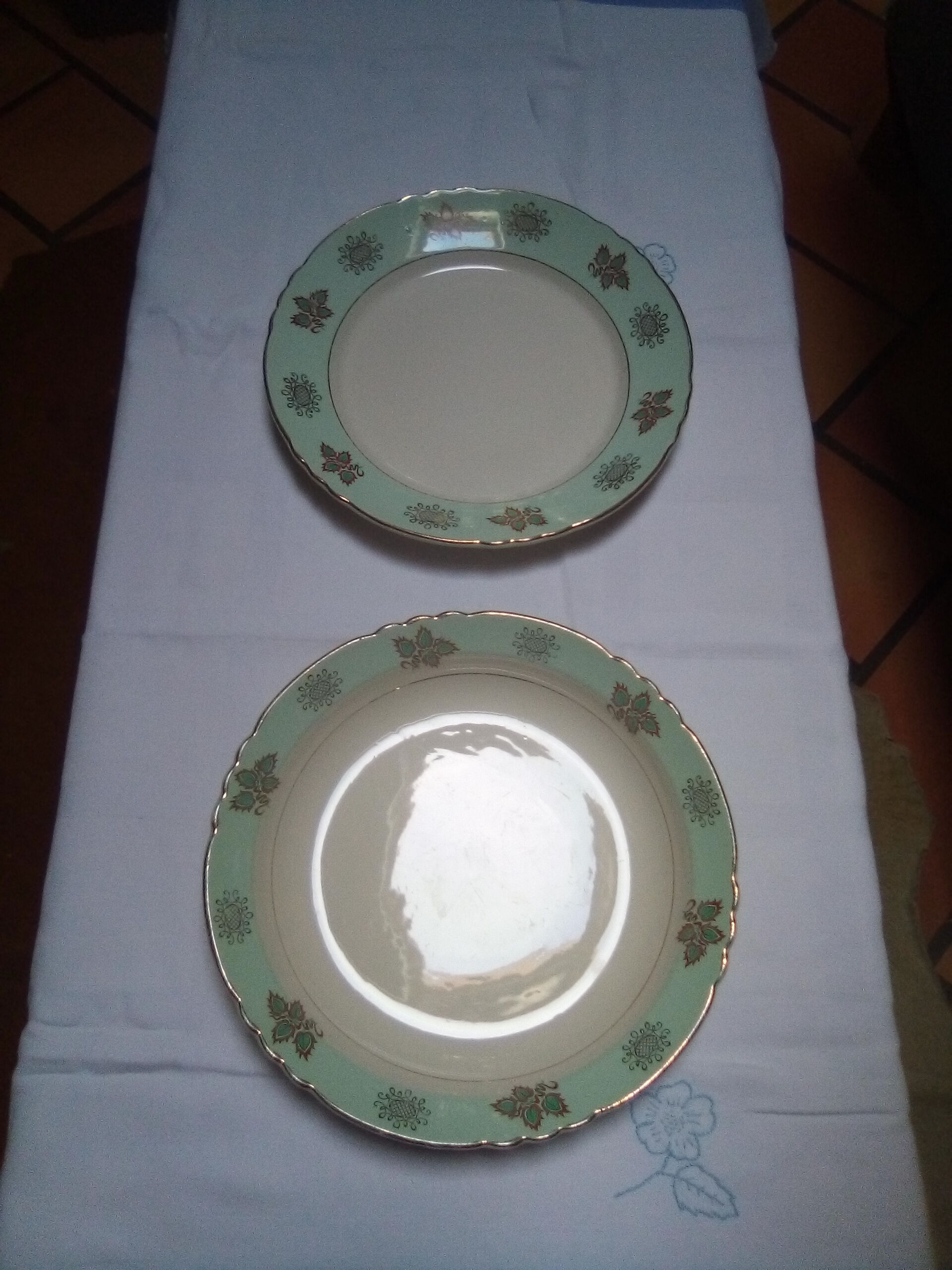 Lot of 2 old dishes Mill of Wolves