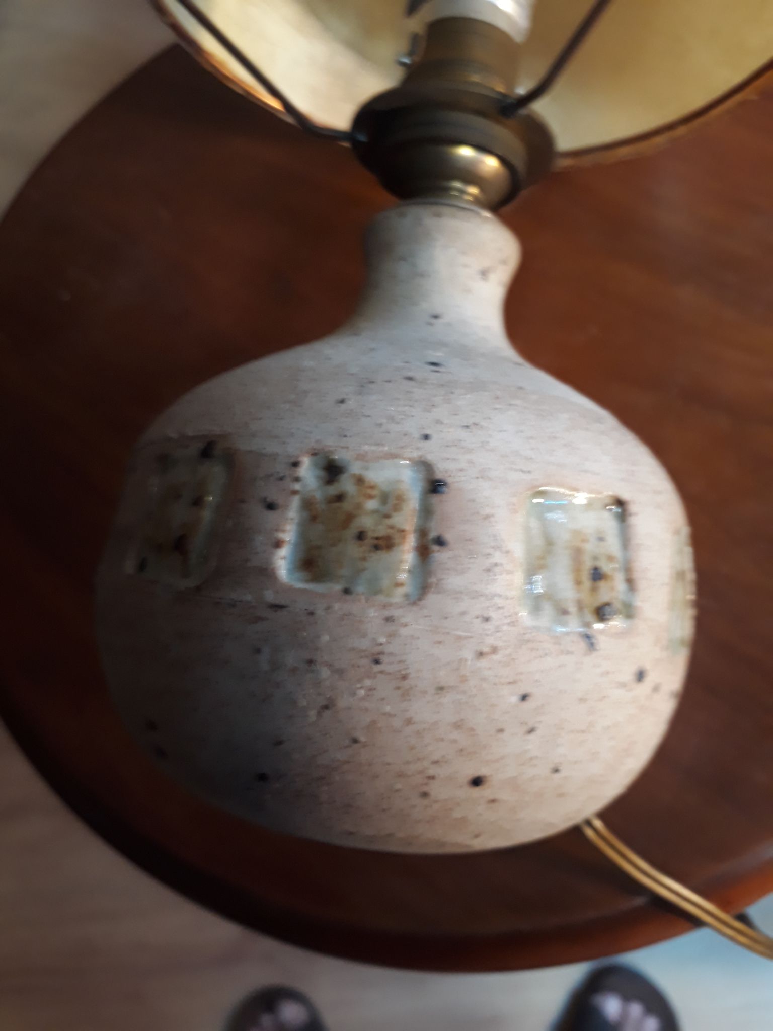 Lampe1970 en grès émaillé signé avec abat jour de fleur sauvage