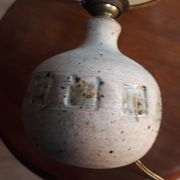 Lampe1970 en grès émaillé signé avec abat jour de fleur sauvage