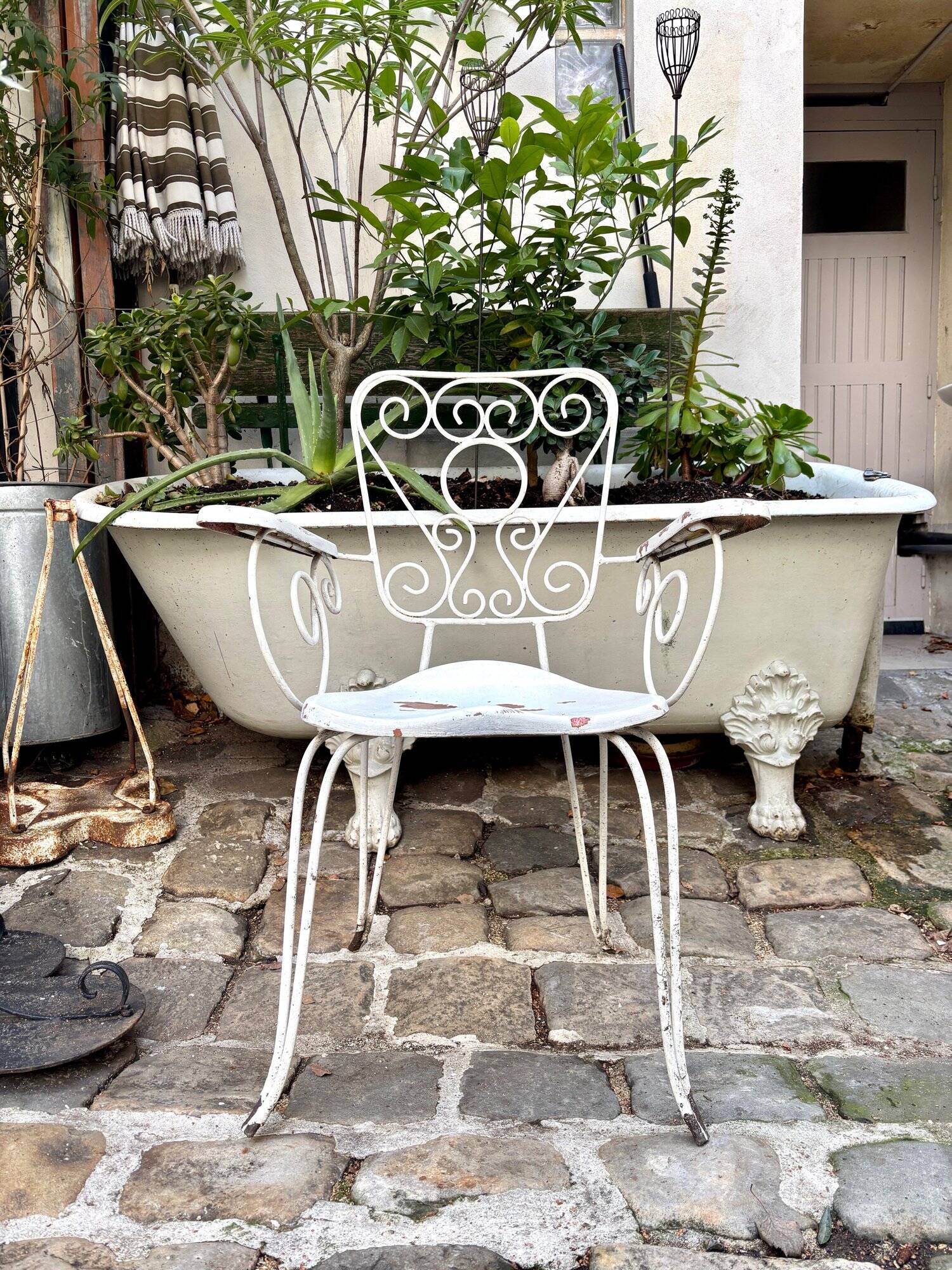 White cast iron garden chair no. 1