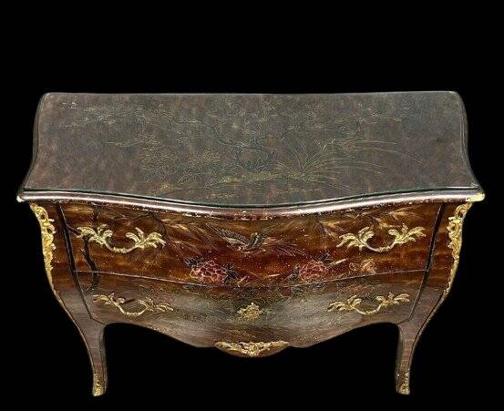 Commode sauteuse galbée en laque à décor Chinois époque début XXeme