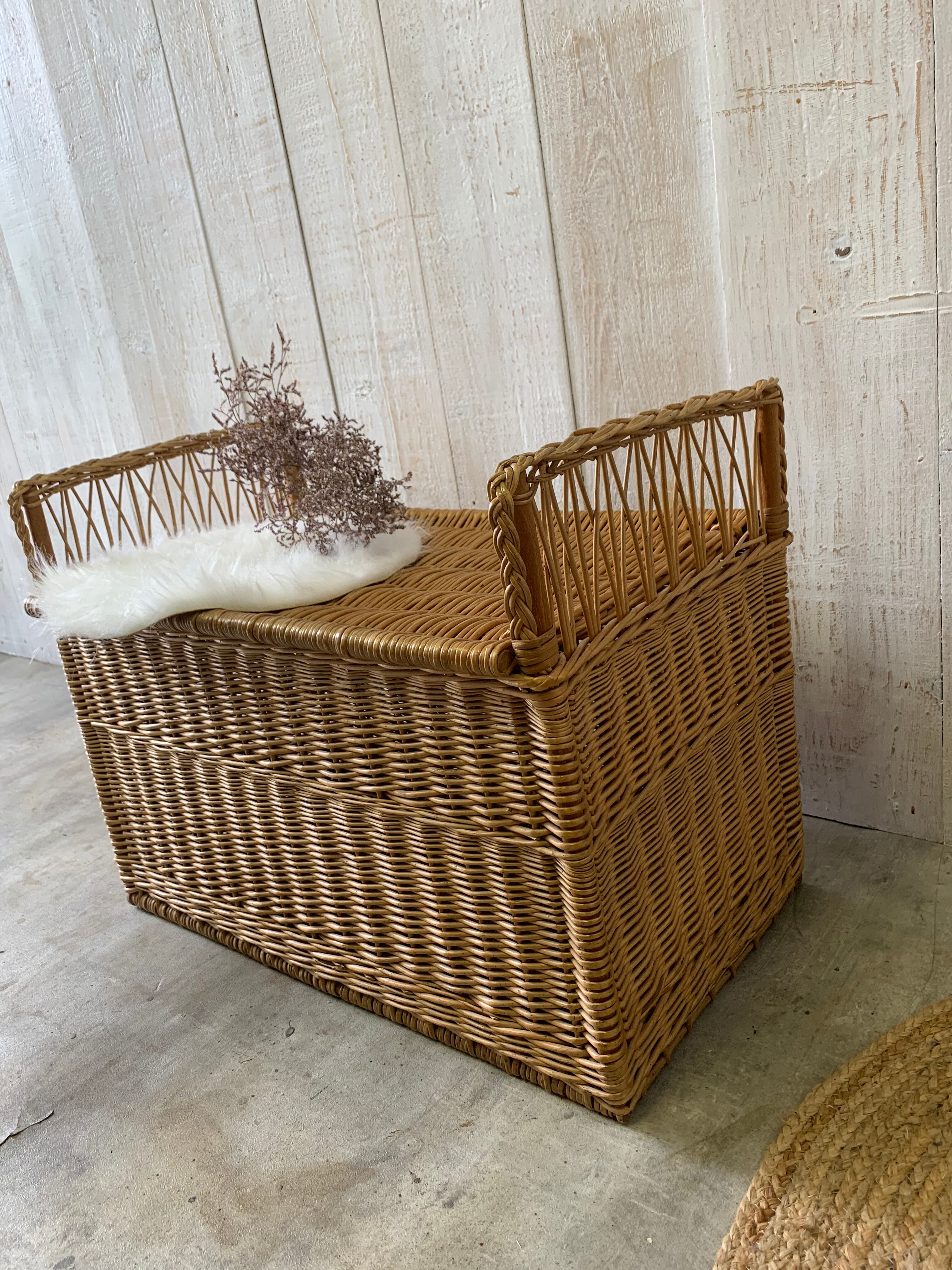 Wicker trunk/bench