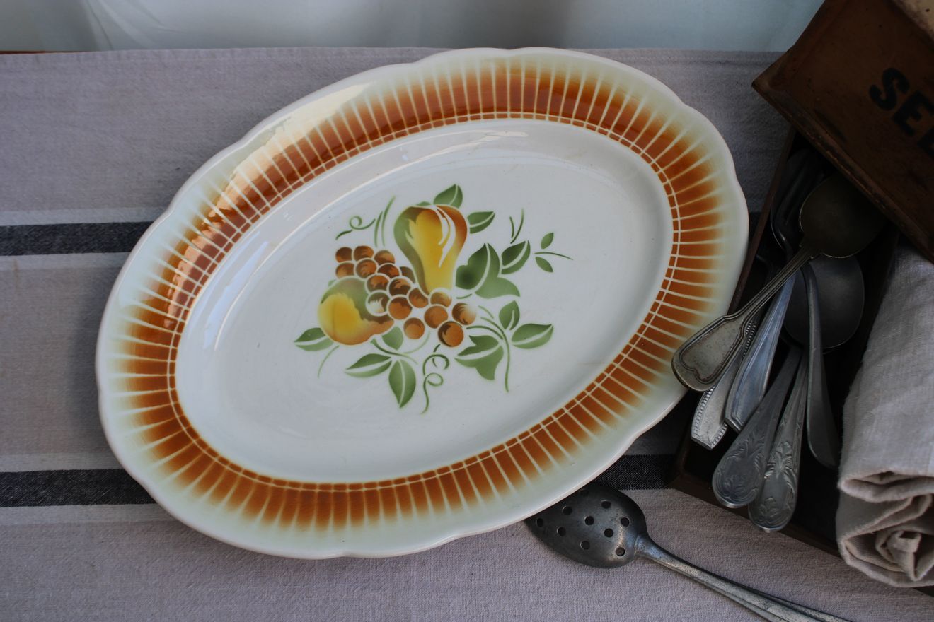 Oval ceramic plate