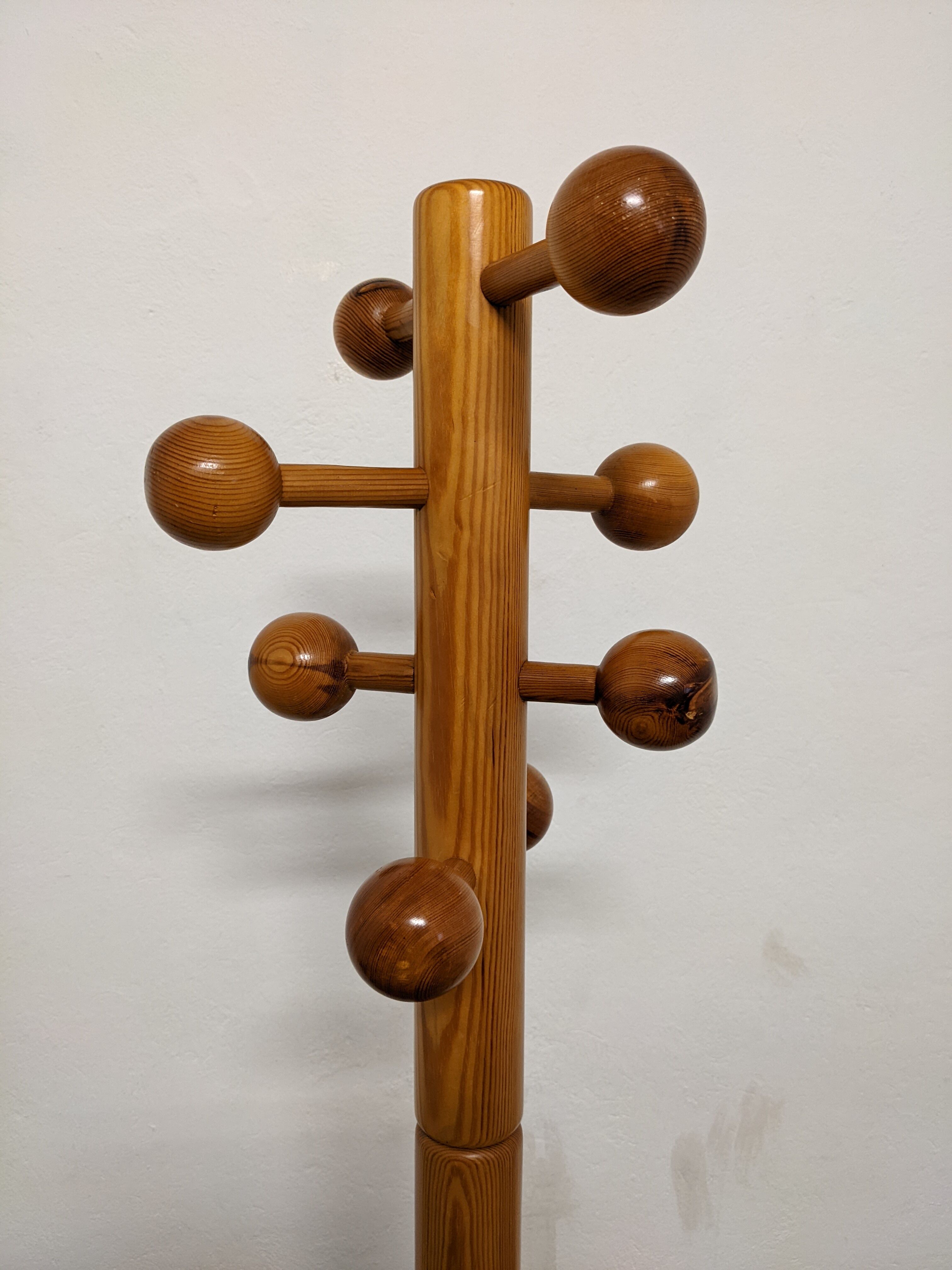 Pine parrot coat rack from the 70s