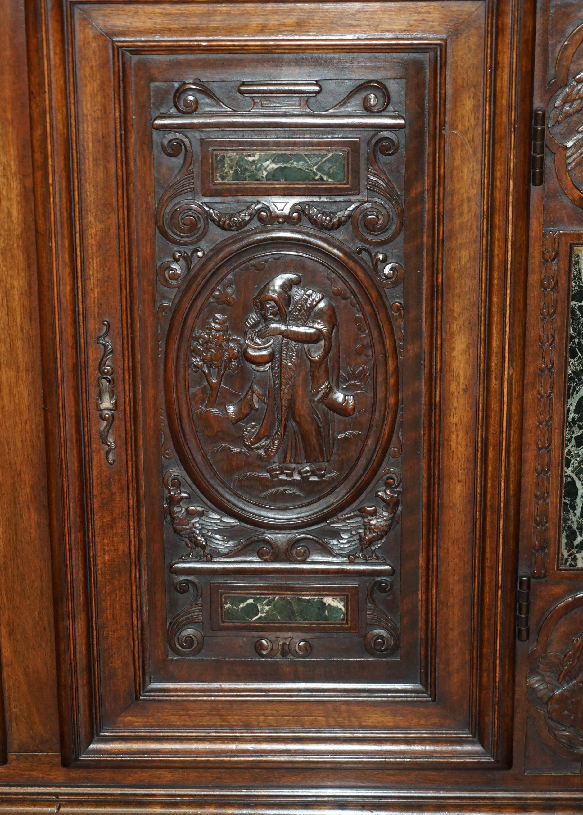 Cabinet Louis XIII revival en noyer et marbre sculpté