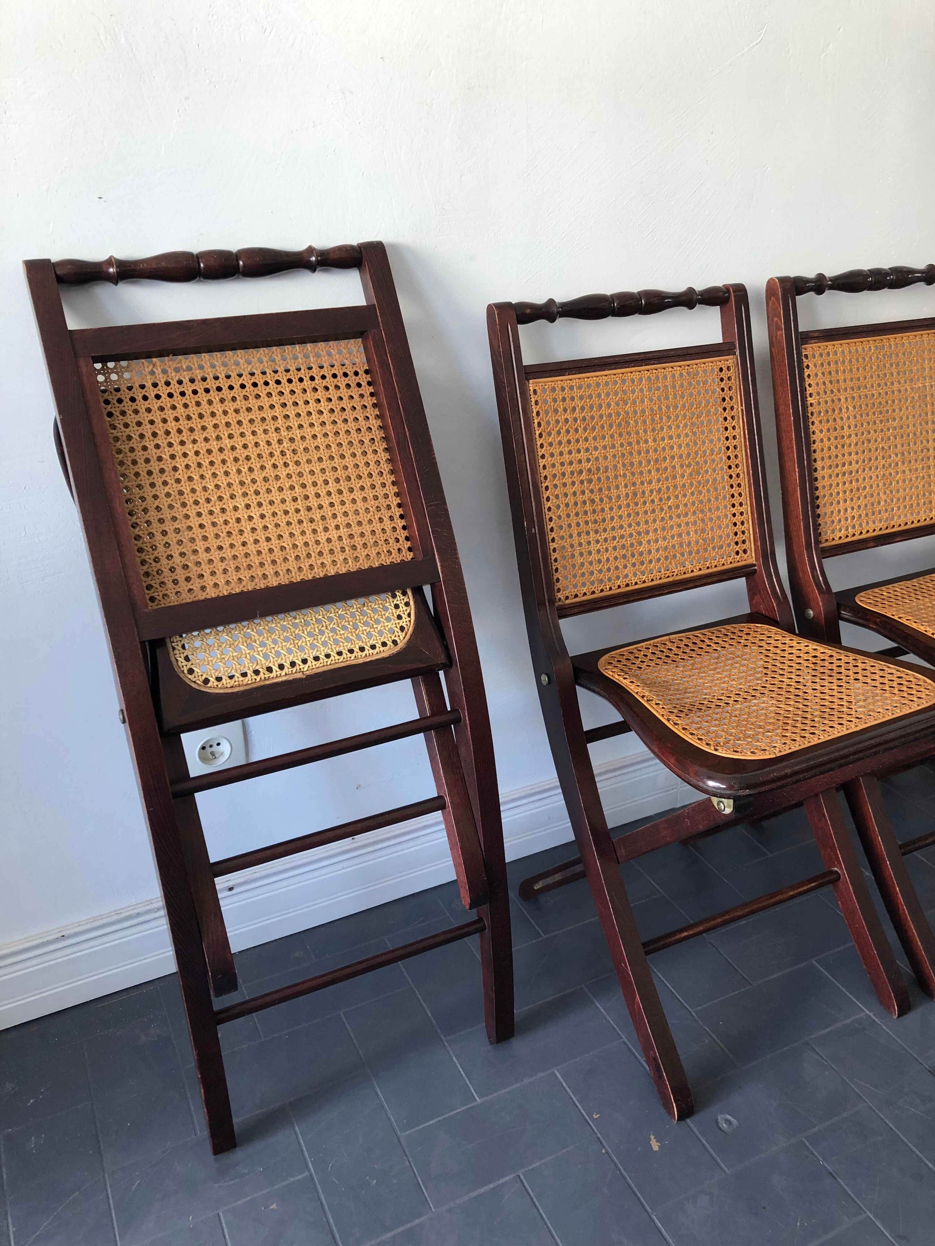 Following 4 folding chairs in mahogany and canned, 60 years.