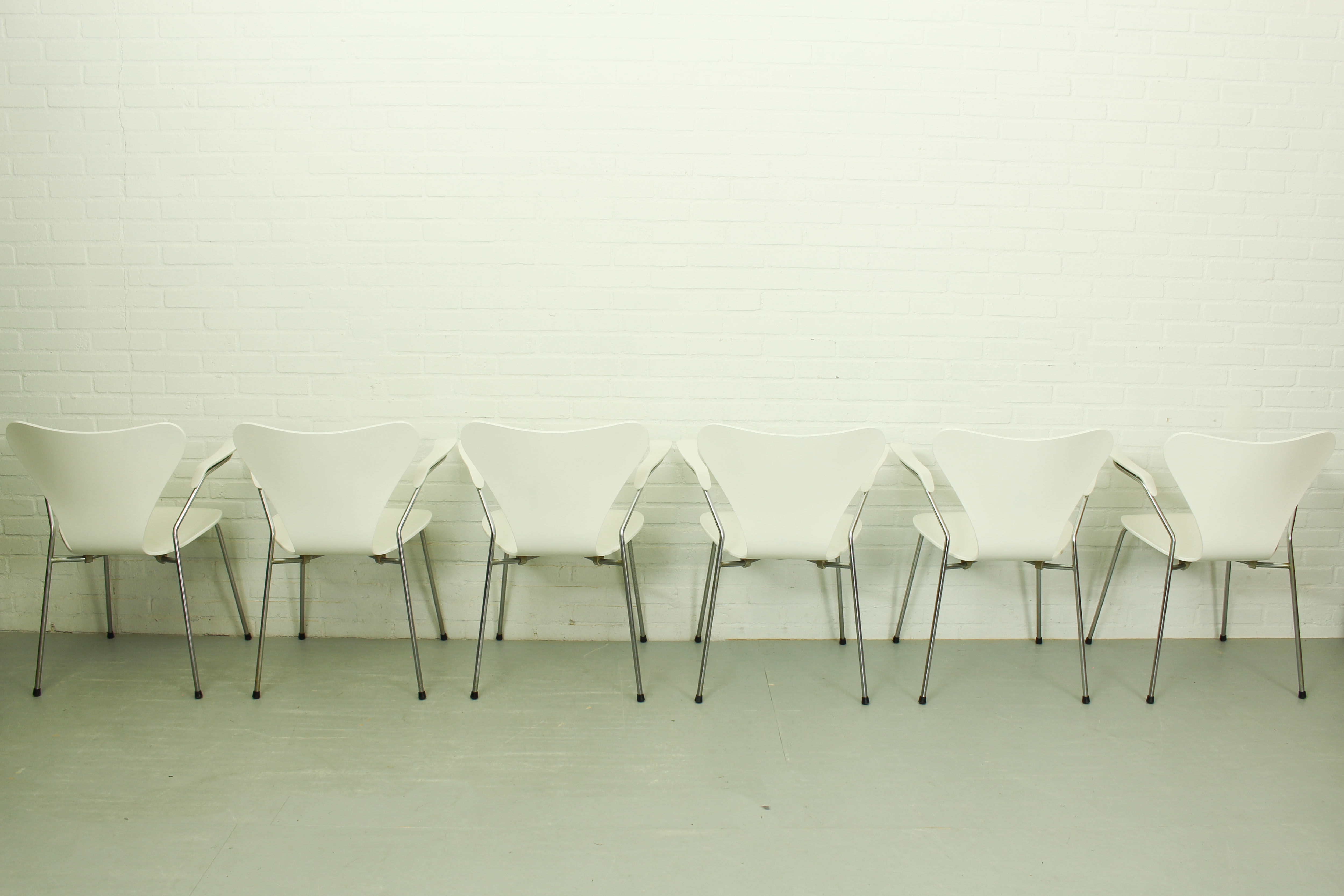 Set of 6 Arne Jacobsen 3207 Armchairs and Dining Table A826 by  Arne Jacobsen for Fritz Hansen