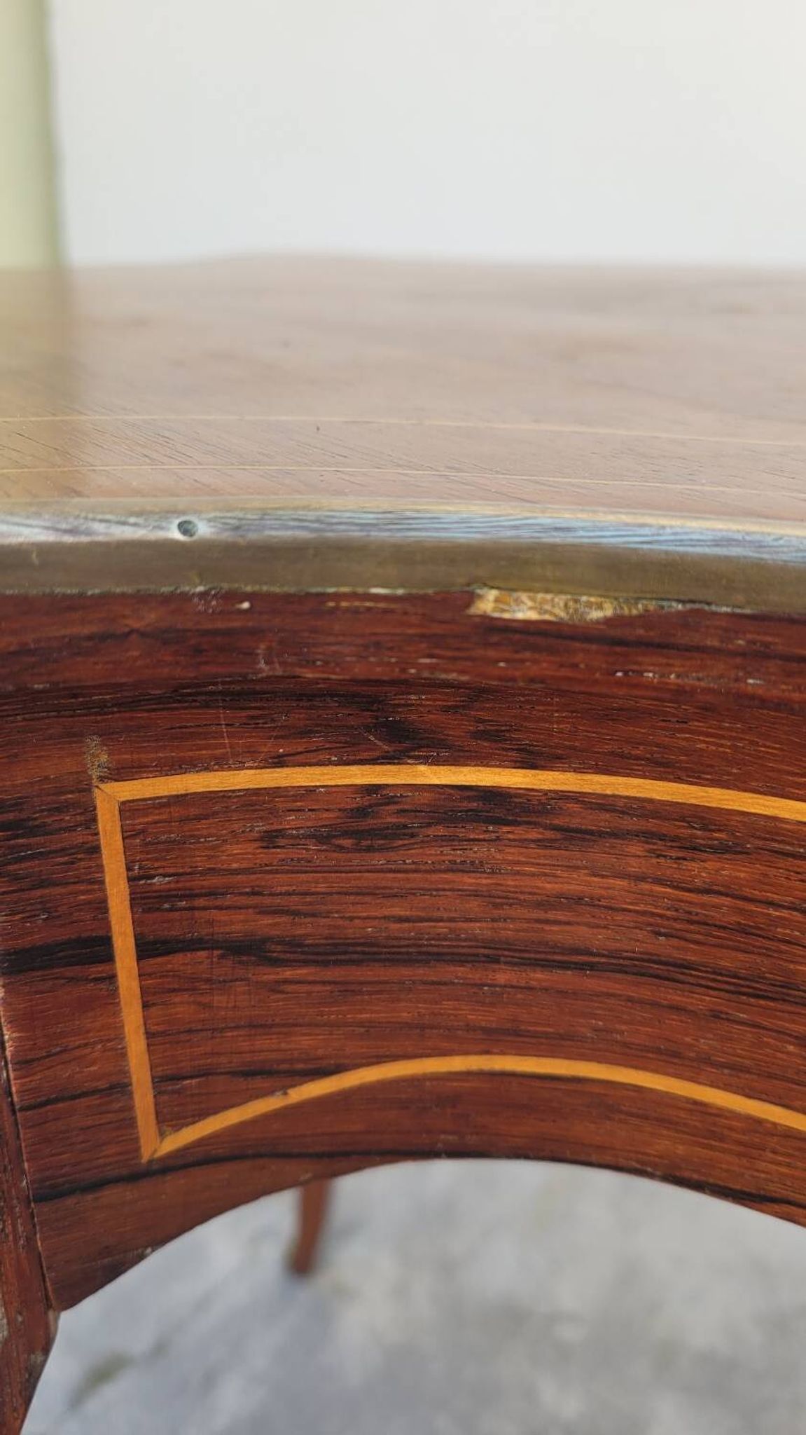 Table bureau de milieu de forme violonnée Napoléon iii 19ème en marqueterie