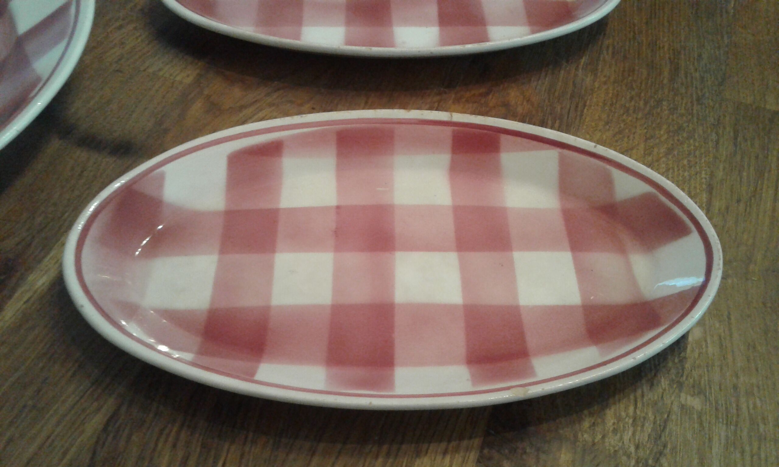 1 oval dish, 1 round dish, 2 raviers, 1 sausage