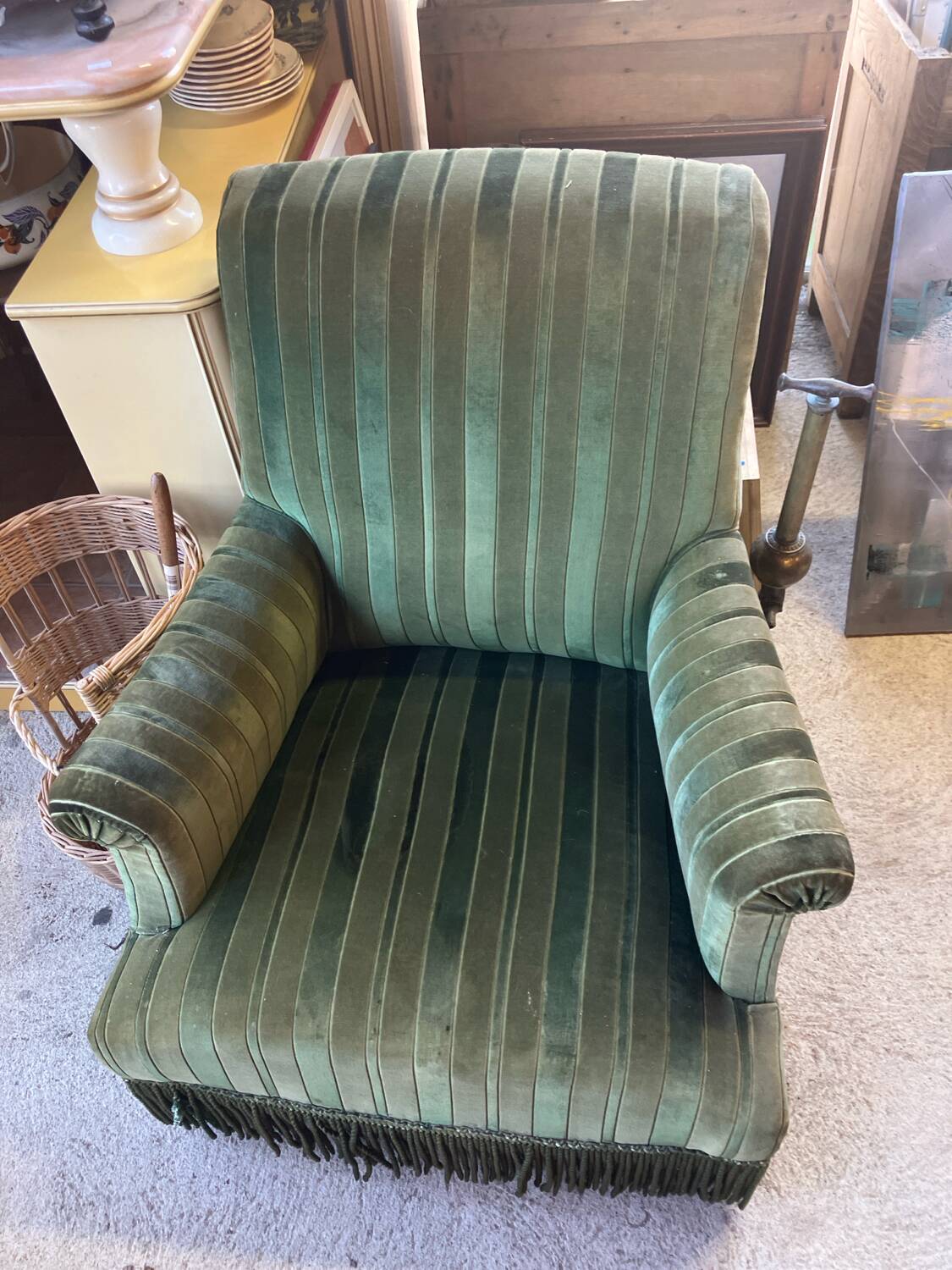 Set of two green velvet toad armchairs with fringe