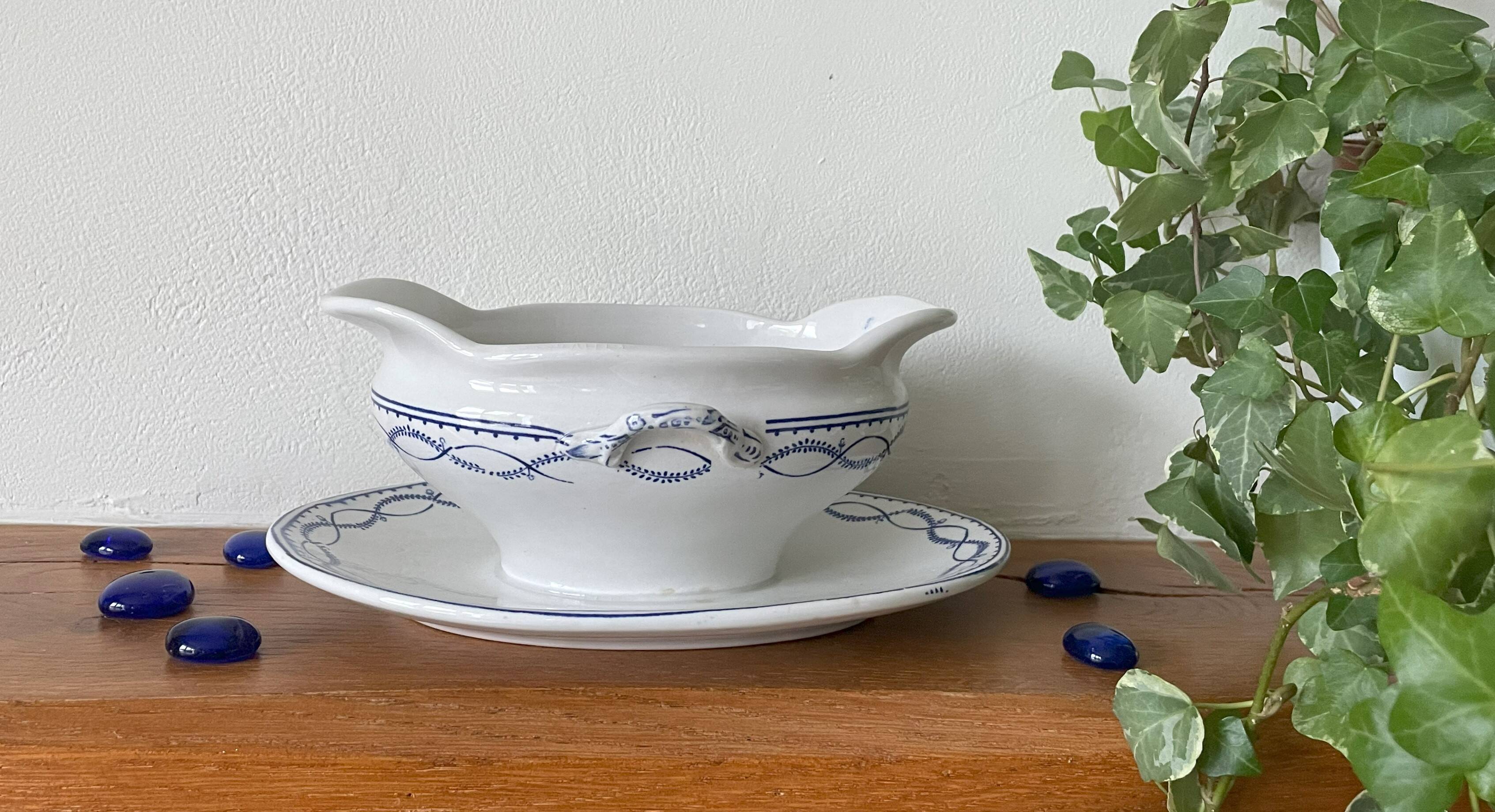 Saucière ancienne en faïence Boch Frères la Louvière