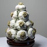 Vintage trompe-l’œil garlic pyramid in glazed ceramic from Manises, Spain.