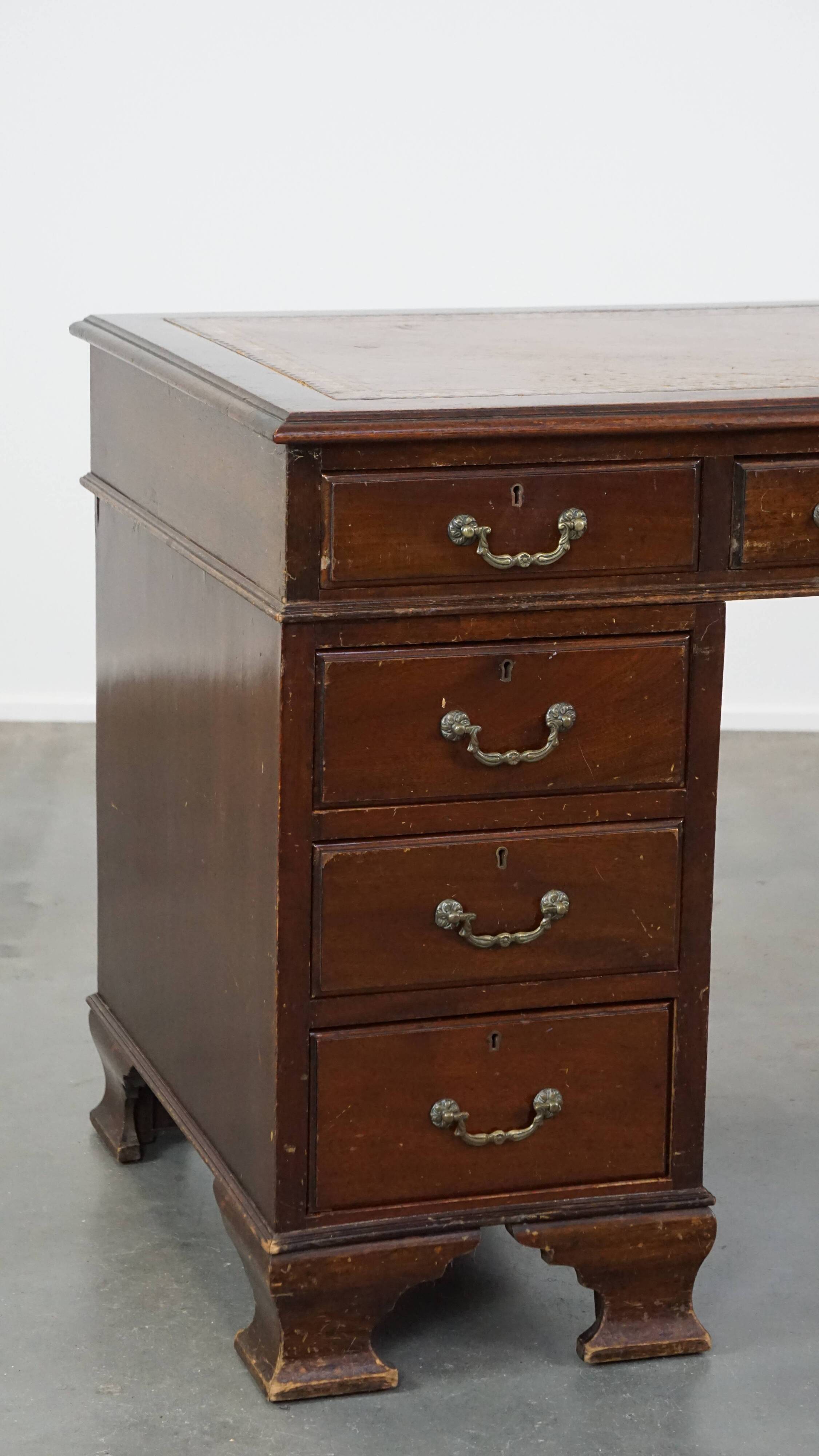Bureau anglais 9 tiroirs en bois et cuir