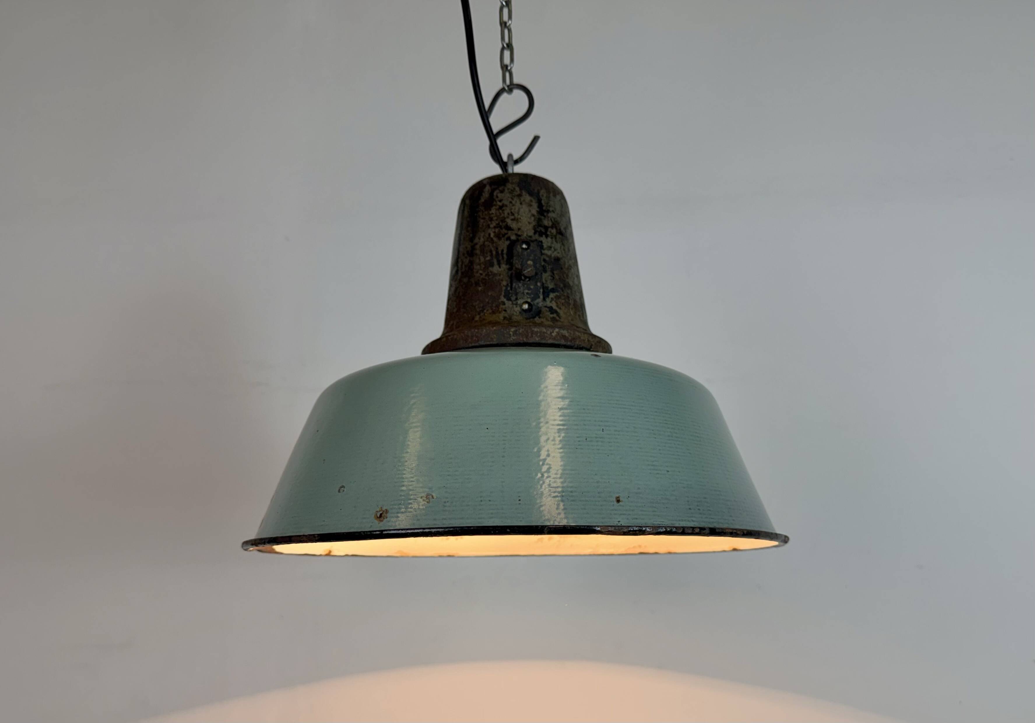Lampe d'usine industrielle en émail à pétrole avec dessus en fonte, années 1960