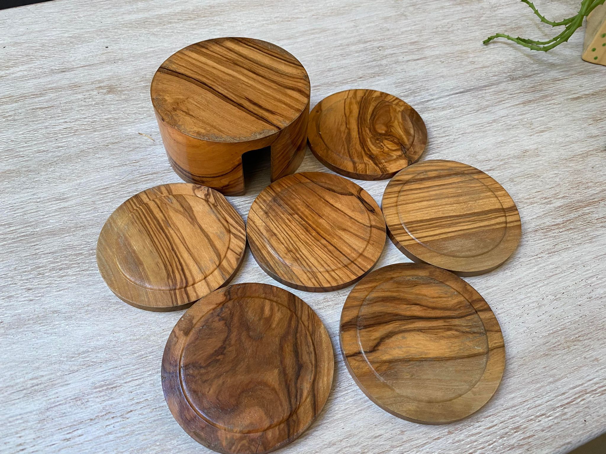 6 coasters in olive wood and their storage box