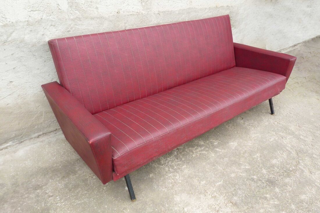 Sofa vintage red leatherette convertible