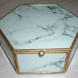 Boite hexagonale imitation marbre sertie de laiton doré avec miroir