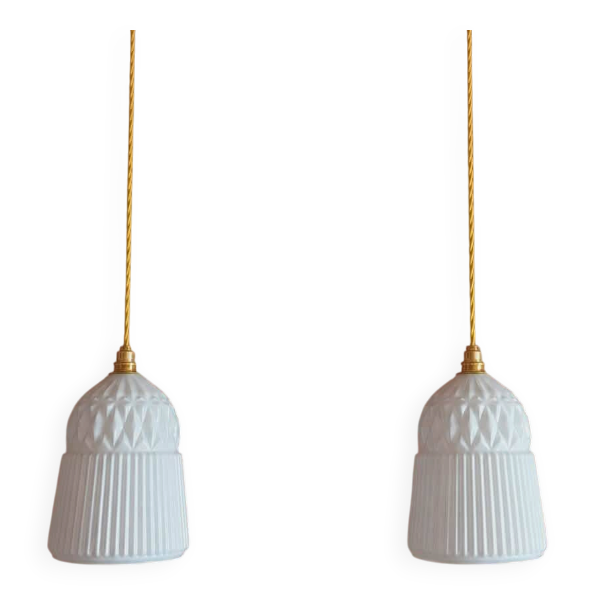 Paire de suspensions en verre blanc vintage