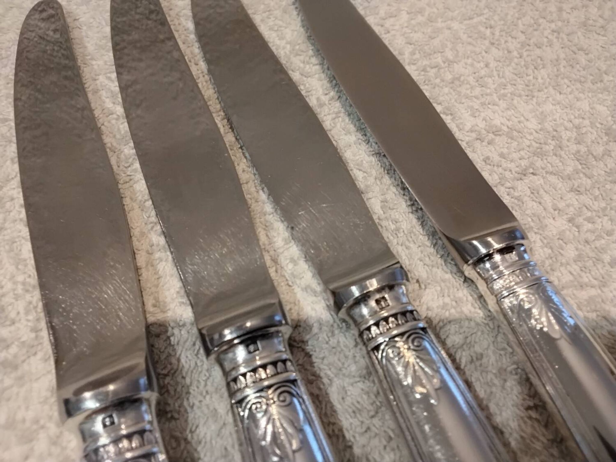 4 table knives with silver-plated metal handles, silversmith Christofle Malmaison