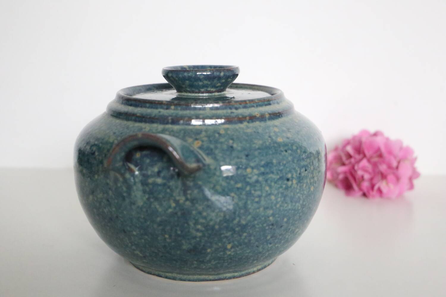 Soupière en poterie artisanale