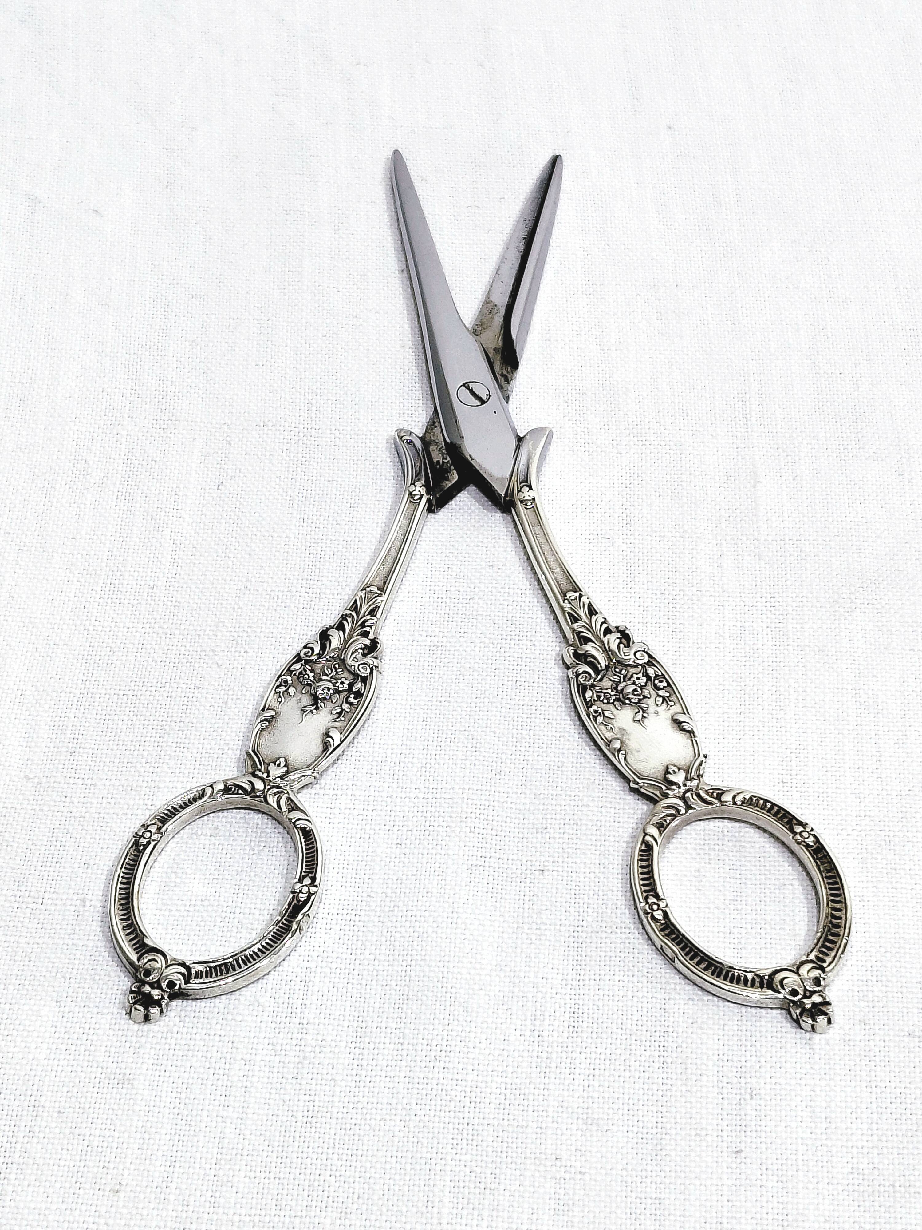 Eugène Schifferlet - Pair of grape scissors in silver