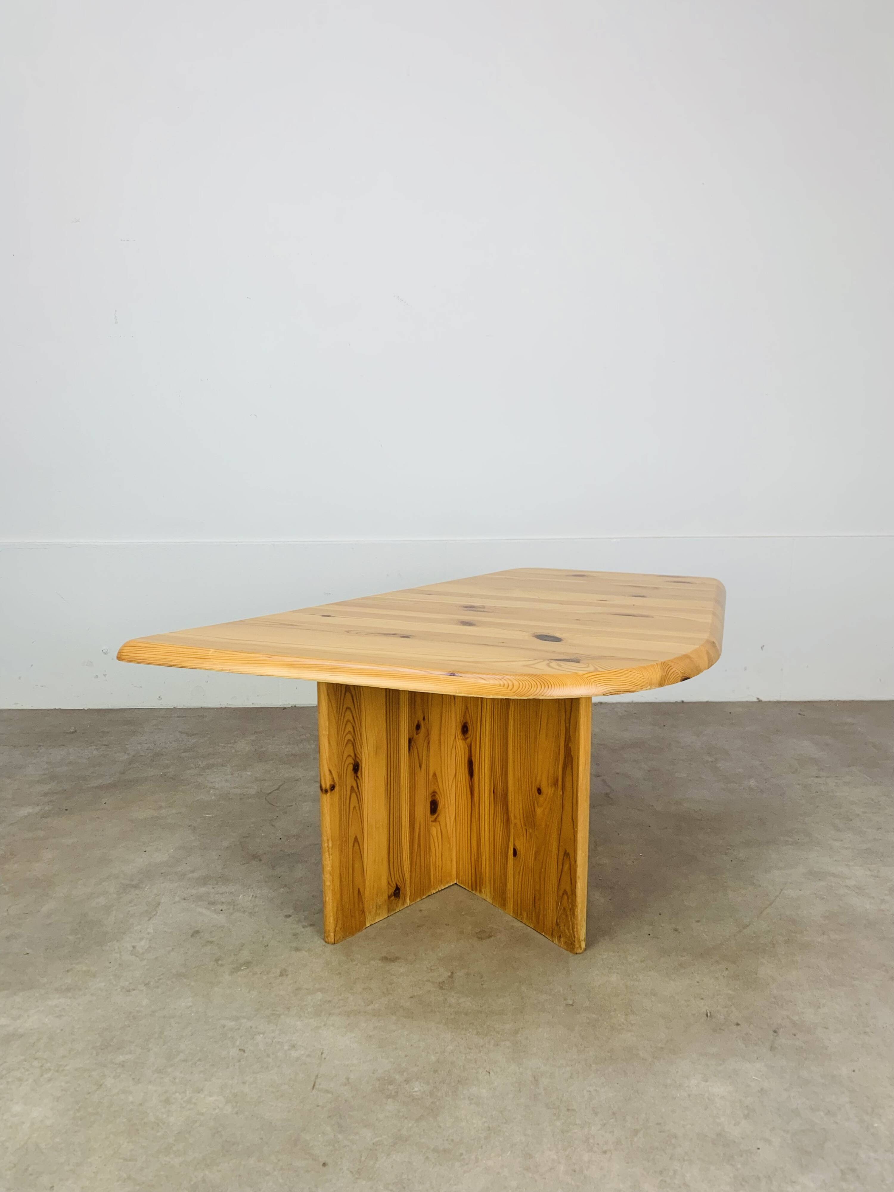 Table basse en pin massif forme organique, années 80