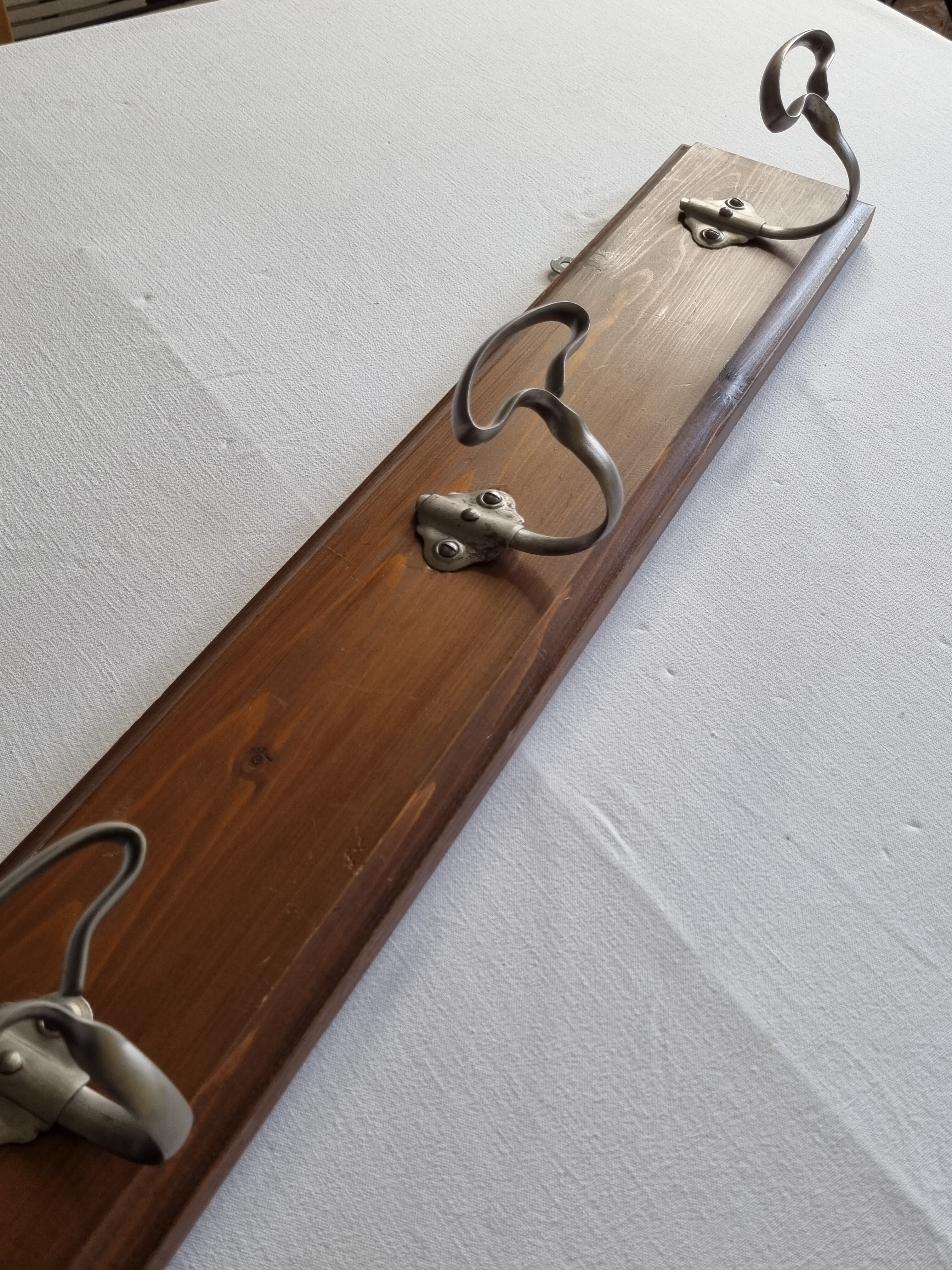 Portemanteau mural, quatre patères vintage, en acier et bois, 90 cm