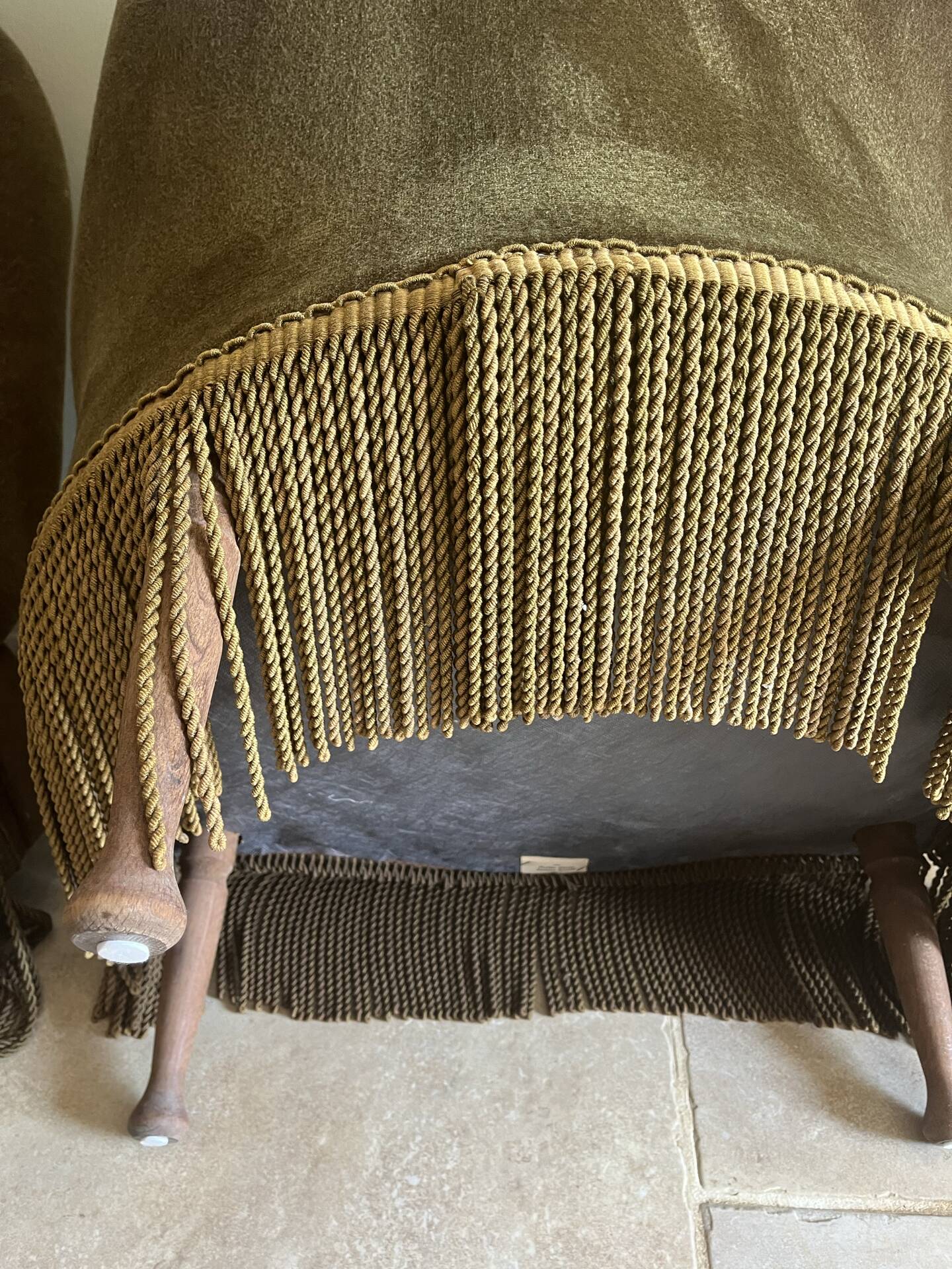 Paire de fauteuils crapaud vintage en velours brun tabac à franges