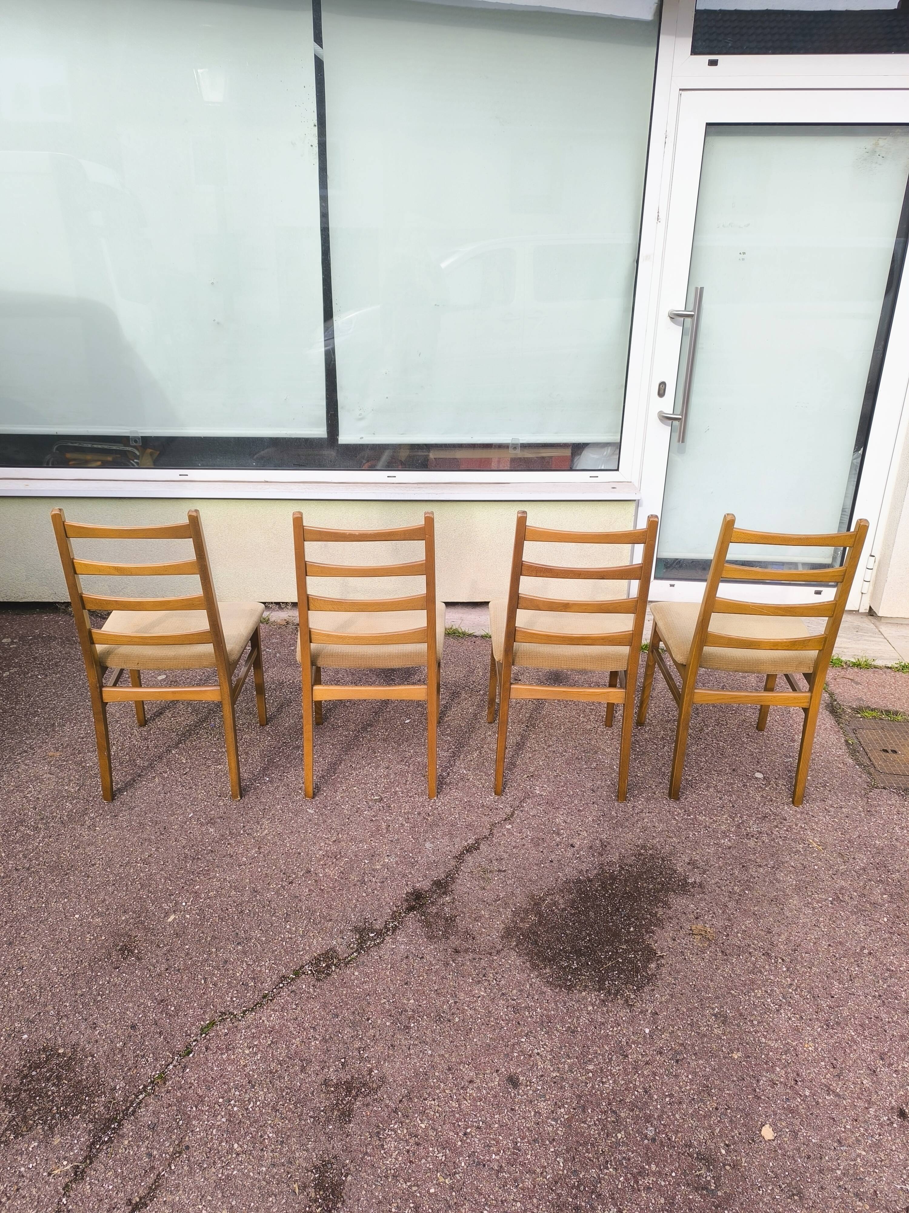 Set of 4 Scandinavian chairs in wood and fabric.