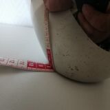 vase en métal , fleurs en relief