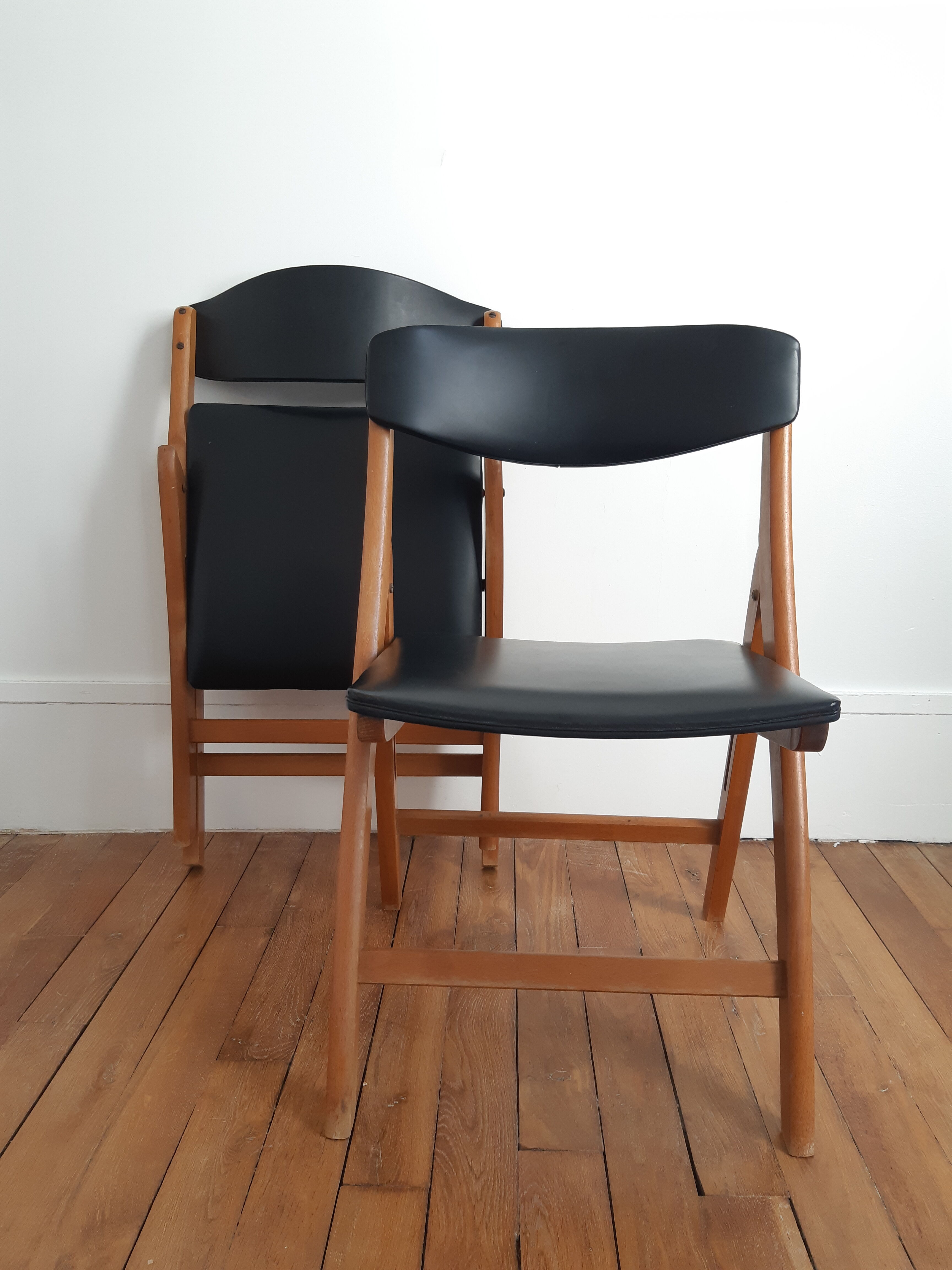 Set of 2 folding chairs in wood and skai