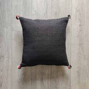 Coussin marocain noir à pompon en coton