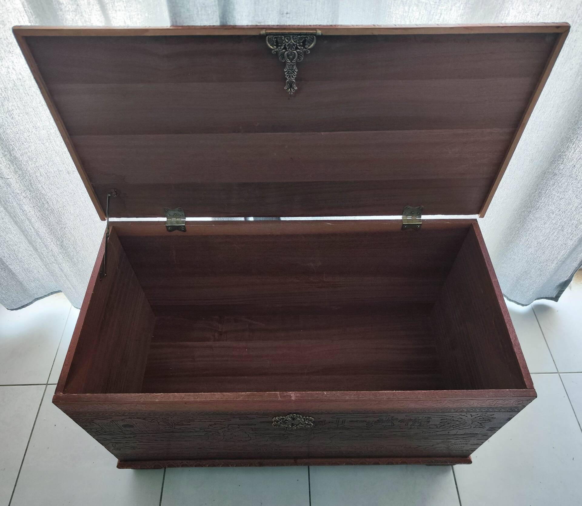 Grand coffre ancien en bois de camphrier-gravé integral-100x60x48cm