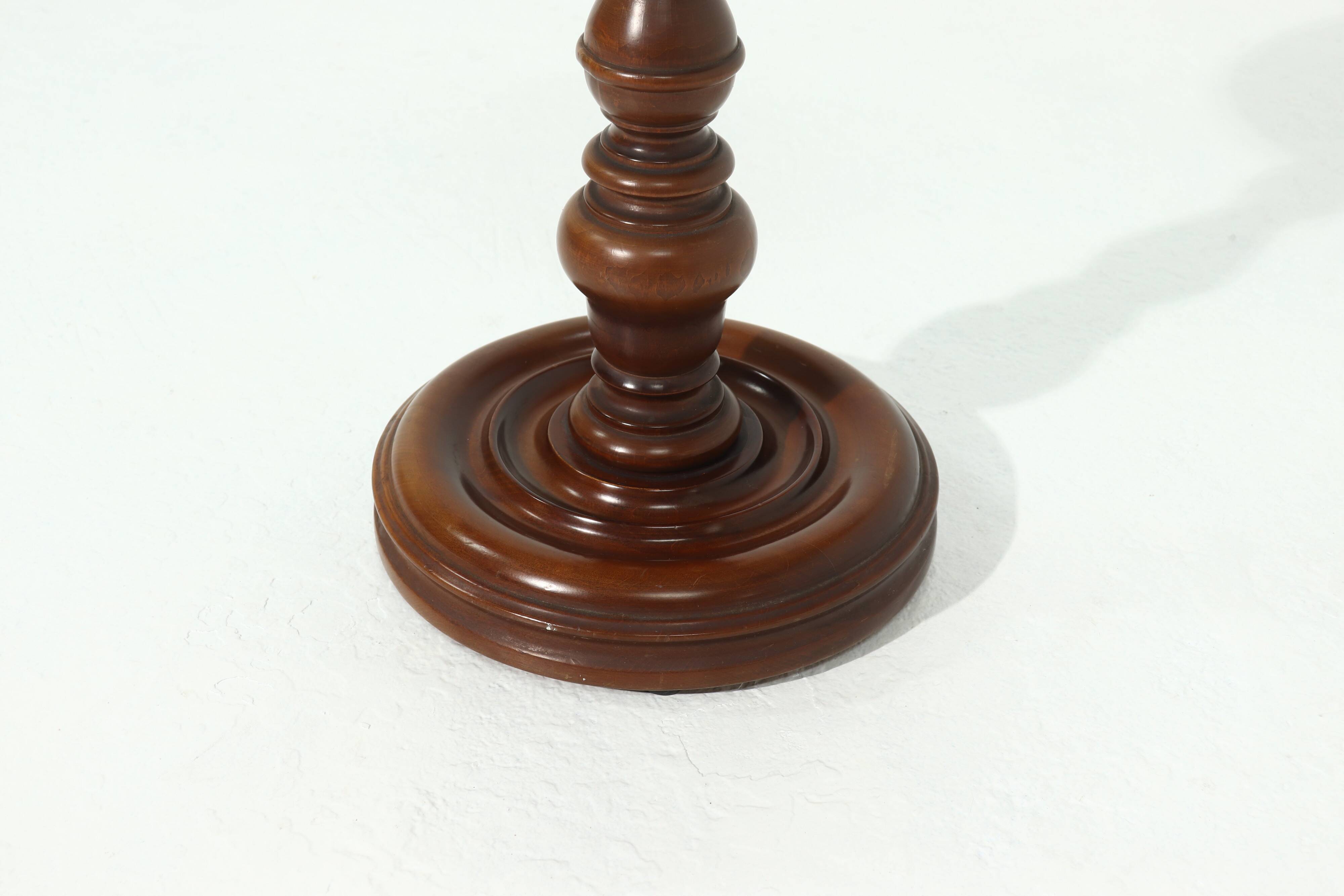 Table d'appoint décorative en bois massif des années 1960