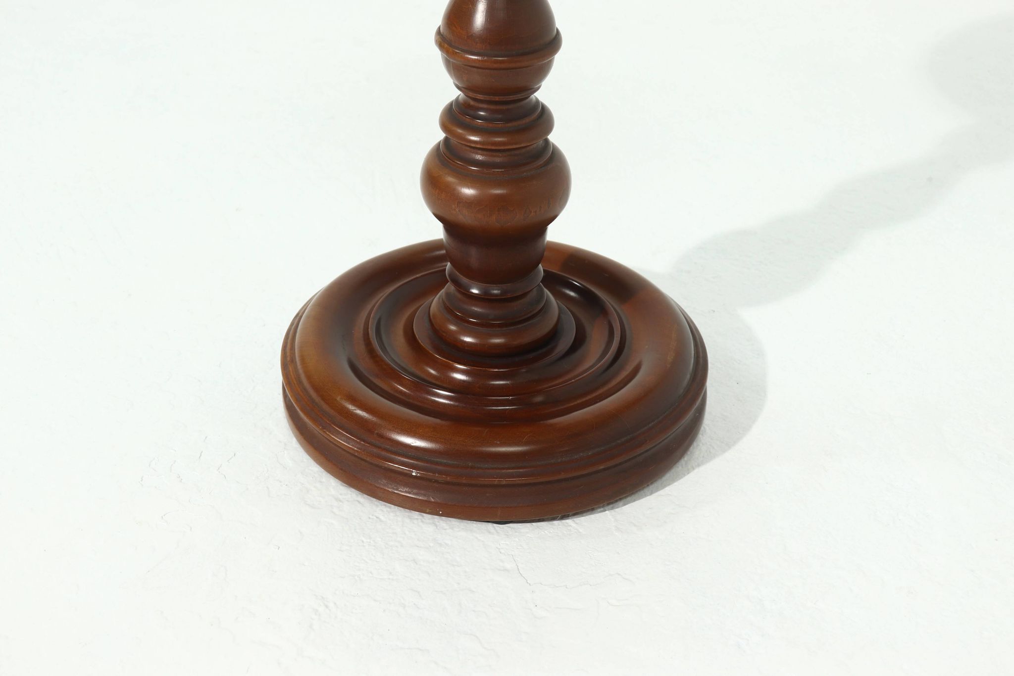 Table d'appoint décorative en bois massif des années 1960