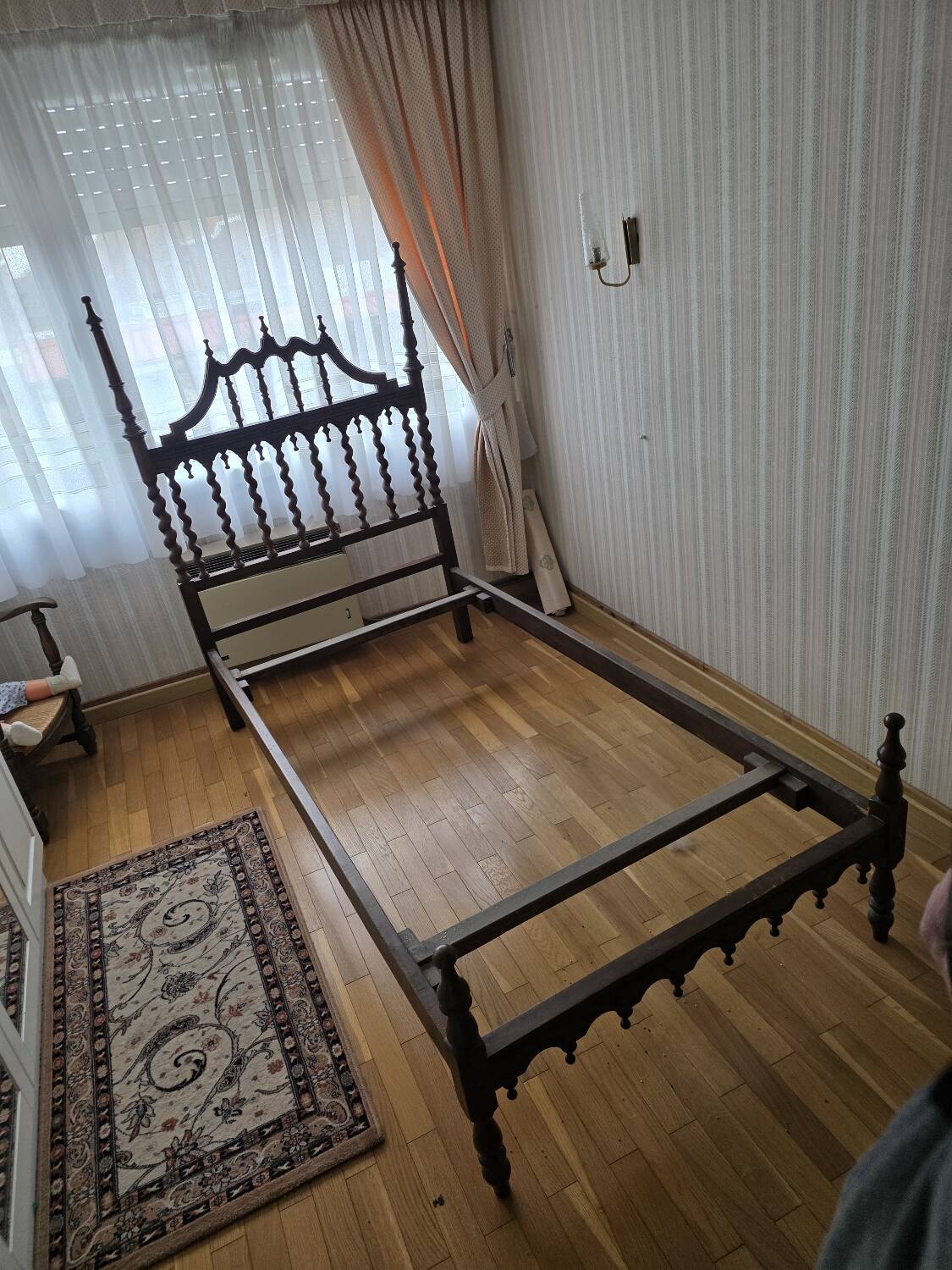 Paire de lits en bois sculpté