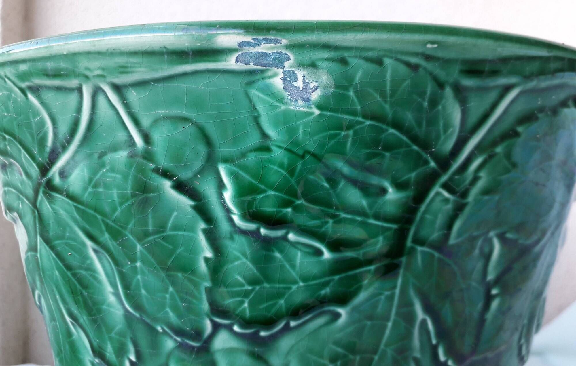 Green ceramic cache-pot